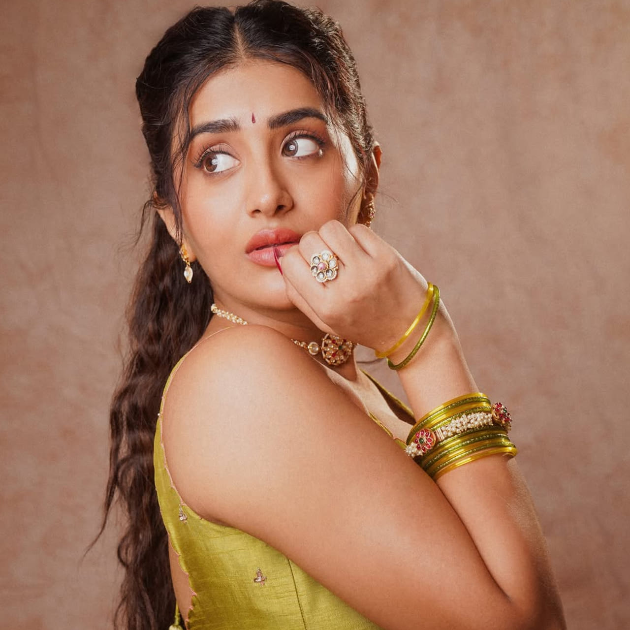  టాలీవుడ్‌లో వైవిధ్యమైన పాత్రలతో తనకంటూ ప్రత్యేక గుర్తింపు తెచ్చుకుంటున్న యంగ్ బ్యూటీ రాశి సింగ్ (Rashi Singh). సోషల్ మీడియాలో నిరంతరం యాక్టివ్‌గా ఉండే ఈ ముద్దుగుమ్మ, తాజాగా షేర్ చేసిన కొన్ని సాంప్రదాయ గ్లామరస్ ఫోటోలు ఇంటర్నెట్‌ను షేక్ చేస్తున్నాయి. పచ్చటి రంగు చీరలో, దానికి తగ్గ హెవీ జ్యువెలరీ , మినిమల్ మేకప్‌తో ఆమె ఇచ్చిన ఫోజులు అభిమానులను కట్టిపడేస్తున్నాయి. క్లాసీ లుక్‌తో పాటు తనదైన గ్లామర్‌ను జోడించి ఆమె చేసిన ఈ ఫోటోషూట్ ప్రస్తుతం సోషల్ మీడియా ప్లాట్‌ఫామ్స్‌లో తెగ వైరల్ అవుతోంది. ఎయిర్ హోస్టెస్ నుండి వెండితెర వరకు: రాశి సింగ్ సినీ ప్రయాణం ఛత్తీస్‌గఢ్‌లోని భిలాయ్‌లో జన్మించిన రాశి సింగ్ చిన్నతనం నుంచే నటి కావాలని కలలు కన్నారు. 