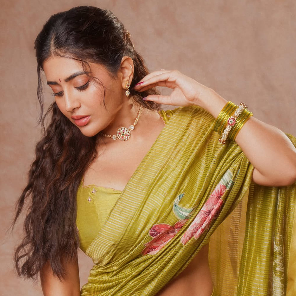 అయితే, ఆర్థికంగా స్వయంసమృద్ధి సాధించాలనే ఉద్దేశ్యంతో ఆమె 18 ఏళ్ల వయసులోనే ఎయిర్ హోస్టెస్ గా తన వృత్తిని ప్రారంభించారు. ఆ ఉద్యోగ రీత్యా హైదరాబాద్కు మారడం ఆమె జీవితాన్ని మలుపు తిప్పింది. ఉద్యోగంలో ఎంత సంతోషంగా ఉన్నా, నటనపై ఉన్న మక్కువతో రిస్క్ తీసుకుని ఉద్యోగాన్ని వదిలేసి టాలీవుడ్ లో ప్రయత్నాలు మొదలుపెట్టారు. 2021లో ఆది సాయికుమార్ సరసన 'శశి' (Sashi) చిత్రంతో రాశి సింగ్ తెలుగు ఇండస్ట్రీలోకి కథానాయికగా అడుగుపెట్టారు. మొదటి సినిమాలో భాష తెలియకపోయినా, ఎంతో కష్టపడి డైలాగ్స్ నేర్చుకుని తన నటనతో మంచి మార్కులు కొట్టేసారు.
