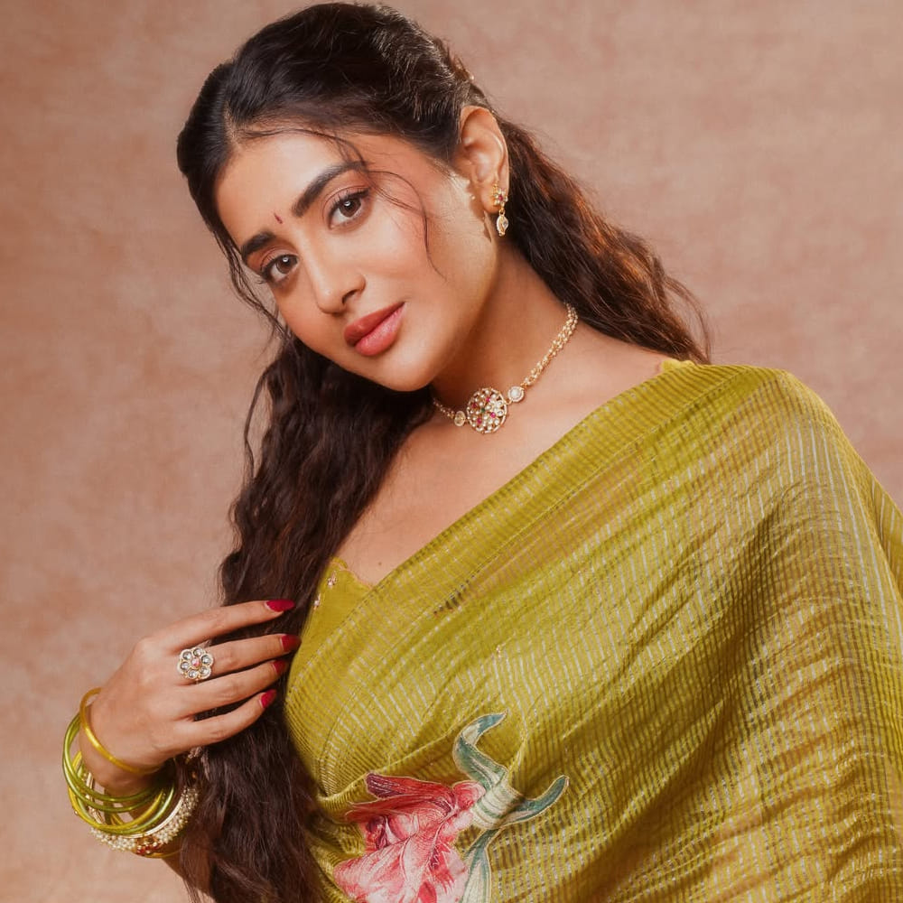 కేవలం వెండితెరపైనే కాకుండా 'పాపం పసివాడు', 'త్రీ రోజెస్ (సీజన్-2)' వంటి పాపులర్ వెబ్ సిరీస్ల ద్వారా డిజిటల్ ప్లాట్ఫామ్పై కూడా తన సత్తా చాటారు.సోషల్ మీడియాలో సెన్సేషన్సినిమాల్లో డీగ్లామరైజ్డ్, సీరియస్ పాత్రలు చేసినప్పటికీ, రియల్ లైఫ్లో రాశి సింగ్ ఎంతో స్టైలిష్గా ఉంటారు. "నా రూపం చూడాలనుకుంటే నా ఇన్స్టాగ్రామ్ చూడొచ్చు, కానీ నా సినిమాల్లో మాత్రం కేవలం నా క్యారెక్టర్ మాత్రమే కనిపించాలి" అని నమ్మే నటి రాశి. తాజాగా పచ్చటి చీరలో ఆమె చేసిన ఫోటోషూట్ కూడా అదే విషయాన్ని నిరూపిస్తోంది.