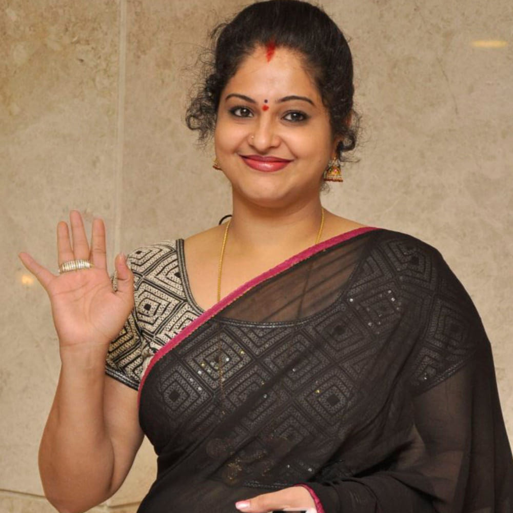 విచిత్రం ఏంటంటే బాలయ్యతో చైల్డ్ ఆర్టిస్ట్ గా చేసిన రాశి.. ఓ సినిమాలో ఆయన సరసన హీరోయిన్ గానూ నటించింది. ఆ సినిమాయే కృష్ణబాబు. ఈ సినిమాలో అబ్బాస్ కీలక పాత్రలో నటించాడు. ఈ సినిమా మంచి విజయాన్ని అందుకుంది. ముత్యాల సుబ్బయ్య దర్శకత్వంలో వచ్చిన ఈ సినిమా 1999లో విడుదలైంది. ఇలా బాలయ్య సినిమాలో చైల్డ్ ఆర్టిస్ట్ గా, హీరోయిన్ గా చేసింది రాశి. 