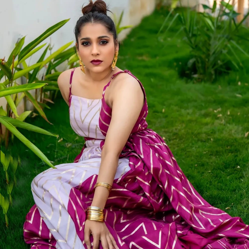 ఒకవేళ రష్మి కనుక ‘జయం’ సినిమాతో టాలీవుడ్ ఎంట్రీ ఇచ్చి ఉంటే, ఆమె కెరీర్ గ్రాఫ్ ఇండస్ట్రీలో మరోలా ఉండేదని నెటిజన్లు అభిప్రాయపడుతున్నారు. ఈ భారీ ఆఫర్ చేజారినప్పటికీ, రష్మి గౌతమ్ నిరాశ పడకుండా ఇండస్ట్రీలో తన ప్రయత్నాలను కొనసాగించింది. ఉదయ్ కిరణ్ నటించిన ‘హోలీ’ సినిమాతో వెండితెరకు పరిచయమైన రష్మి.. ఆ తర్వాత ‘కరెంట్’, ‘ఎవరైనా ఎపుడైనా’ వంటి చిత్రాల్లో చిన్న పాత్రలు చేసింది. కానీ, రష్మి జీవితాన్ని మలుపు తిప్పింది మాత్రం బుల్లితెరే.