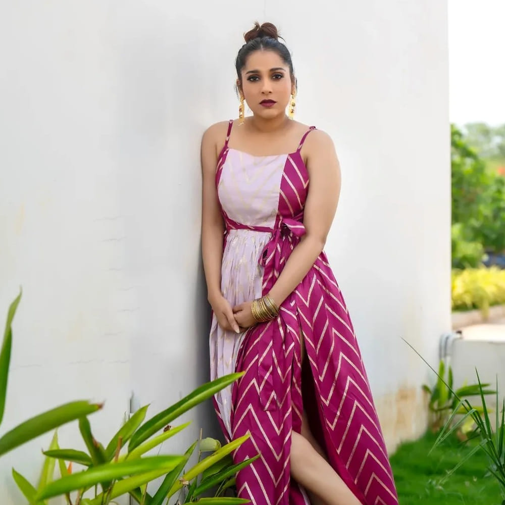 ‘జబర్దస్త్’ (Jabardasth) కామెడీ షో ద్వారా యాంకర్గా రష్మి తెచ్చుకున్న క్రేజ్ అంతా ఇంతా కాదు. తన గ్లామర్, యాంకరింగ్ స్టైల్తో బుల్లితెర క్వీన్గా ఎదిగింది. ఆ పాపులారిటీతోనే ‘గుంటూర్ టాకీస్’ సినిమాతో హీరోయిన్గా సాలిడ్ హిట్ కొట్టి తన నటనతో మెప్పించింది. ప్రస్తుతం అటు బుల్లితెరపై స్టార్ యాంకర్గా రాణిస్తూనే, ఇటు వెండితెరపై వైవిధ్యమైన పాత్రలతో రష్మి దూసుకుపోతోంది. ఈ పాత లీక్ ఇప్పుడు బయటకు రావడంతో "రష్మి ‘జయం’ మిస్ చేసుకోవడం నిజంగా బ్యాడ్ లక్" అంటూ ఫ్యాన్స్ సోషల్ మీడియాలో కామెంట్లు పెడుతున్నారు.