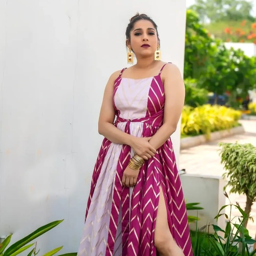 ఈ సినిమాలో హీరోయిన్ పాత్రకు మొదట సదాను కాకుండా టాలీవుడ్ టాప్ యాంకర్, నటి రష్మి గౌతమ్ ను అనుకున్నారట. దర్శకుడు తేజ ‘జయం’ సినిమా కోసం సరికొత్త ముఖాలను వెతుకుతున్న సమయంలో రష్మి గౌతమ్ను చూసి హీరోయిన్ పాత్రకు ఎంపిక చేయాలని భావించారు. అప్పటికే రష్మి లుక్స్ , స్క్రీన్ ప్రెజెన్స్ ఈ పాత్రకు సరిగ్గా సరిపోతాయని టీమ్ భావించింది. అయితే, కొన్ని అనివార్య కారణాలు , డేట్స్ కుదరకపోవడం వల్ల రష్మి ఈ గోల్డెన్ ఛాన్స్ను ముందడుగు వేసి అందుకోలేకపోయింది. ఆ తర్వాత ఆ పాత్ర సదా చెంతకు చేరడం, సినిమా ఇండస్ట్రీ రికార్డులను తిరగరాయడం జరిగిపోయాయి.