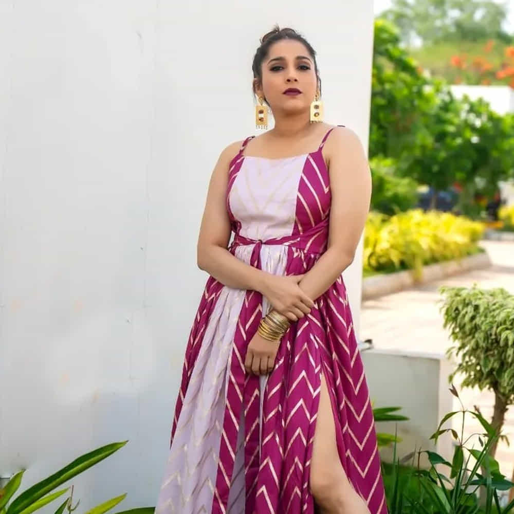 ఈ సినిమాలో హీరోయిన్ పాత్రకు మొదట సదాను కాకుండా టాలీవుడ్ టాప్ యాంకర్, నటి రష్మి గౌతమ్ ను అనుకున్నారట. దర్శకుడు తేజ ‘జయం’ సినిమా కోసం సరికొత్త ముఖాలను వెతుకుతున్న సమయంలో రష్మి గౌతమ్ను చూసి హీరోయిన్ పాత్రకు ఎంపిక చేయాలని భావించారు. అప్పటికే రష్మి లుక్స్ , స్క్రీన్ ప్రెజెన్స్ ఈ పాత్రకు సరిగ్గా సరిపోతాయని టీమ్ భావించింది. అయితే, కొన్ని అనివార్య కారణాలు , డేట్స్ కుదరకపోవడం వల్ల రష్మి ఈ గోల్డెన్ ఛాన్స్ను ముందడుగు వేసి అందుకోలేకపోయింది. ఆ తర్వాత ఆ పాత్ర సదా చెంతకు చేరడం, సినిమా ఇండస్ట్రీ రికార్డులను తిరగరాయడం జరిగిపోయాయి.