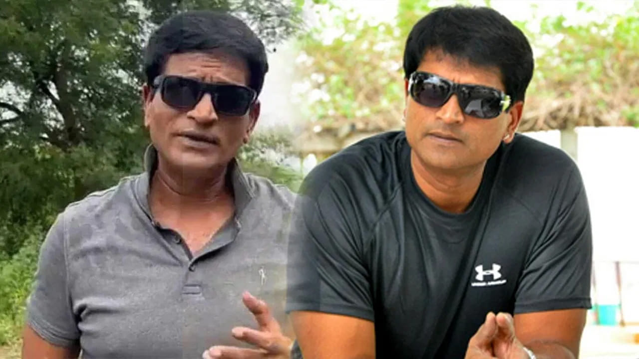 రవిబాబు అనగానే మనకు గుర్తొచ్చేది డిఫరెంట్ మేకింగ్, కొత్త తరహా కథలు. అటు బాలయ్య బాబు అంటే మాస్ కి మారుపేరు. ఈ ఇద్దరి మధ్య ఒక ఆసక్తికరమైన సంభాషణ జరిగిందట. బాలయ్య గారు ఒకసారి కాదు, రెండు మూడు సార్లు రవిబాబుని సీరియస్ గా అడిగారట.. "ఏమయ్యా, నాతో సినిమా చేయమని అడుగుతున్నా కదా, ఎప్పుడు చేస్తావు?" అని సరదాగా తిట్టారట కూడా! ఒక స్టార్ హీరో ఇలా స్వయంగా అడగడం అంటే రవిబాబు టాలెంట్ పై ఆయనకున్న గౌరవం అర్థమవుతోంది
