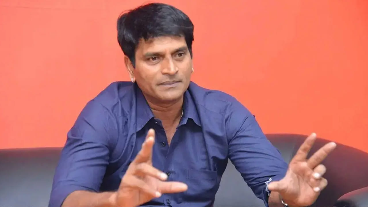 బాలకృష్ణ గారు స్వయంగా పిలిచి సినిమా చేయమని అడగడం అంటే అది చిన్న విషయం కాదు. రవిబాబు వంటి విభిన్నమైన దర్శకుడికి బాలయ్య ఇచ్చే గౌరవం అది. ఒక పక్క మాస్ ఇమేజ్ ఉన్న హీరో, మరోపక్క ప్రయోగాత్మక దర్శకుడు.. వీరిద్దరూ కలిస్తే బాక్సాఫీస్ షేక్ అవ్వాల్సిందే. కానీ అన్నీ కుదిరినప్పుడే కదా సినిమా పట్టాలెక్కేది?
