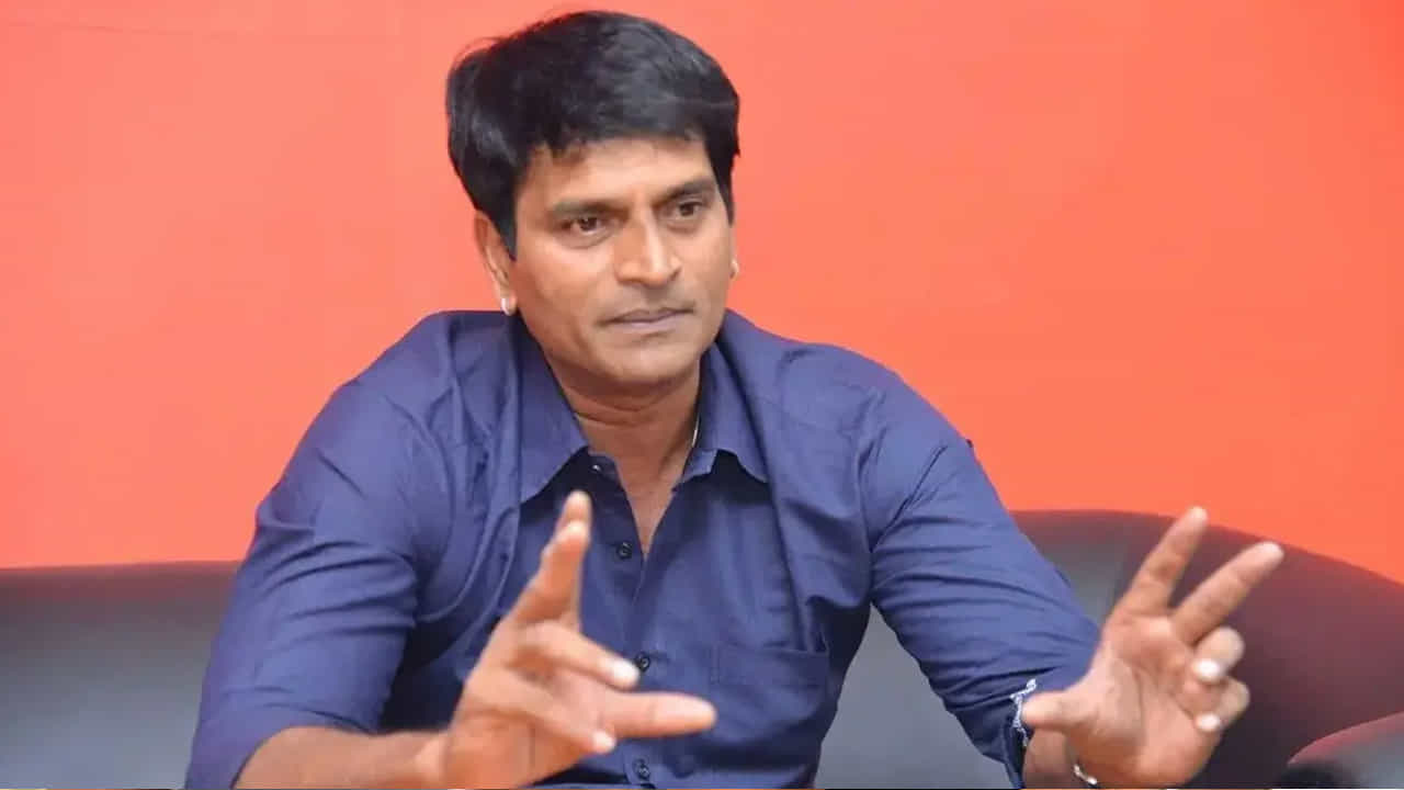 బాలకృష్ణ గారు స్వయంగా పిలిచి సినిమా చేయమని అడగడం అంటే అది చిన్న విషయం కాదు. రవిబాబు వంటి విభిన్నమైన దర్శకుడికి బాలయ్య ఇచ్చే గౌరవం అది. ఒక పక్క మాస్ ఇమేజ్ ఉన్న హీరో, మరోపక్క ప్రయోగాత్మక దర్శకుడు.. వీరిద్దరూ కలిస్తే బాక్సాఫీస్ షేక్ అవ్వాల్సిందే. కానీ అన్నీ కుదిరినప్పుడే కదా సినిమా పట్టాలెక్కేది?
