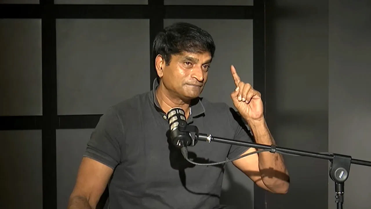  చాలా మంది దర్శకులు సురేష్ బాబు గారి దగ్గర స్క్రిప్ట్ ఓకే చేయించుకోవడానికే ఏళ్లు పడుతుందని భయపడుతుంటారు. కానీ రవిబాబు మాత్రం చాలా ఈజీగా ఏడు సినిమాలు చేసేశారు. ఇది కేవలం ఒకరి పనితీరుపై మరొకరికి ఉన్న నమ్మకం. ఐదు పేజీల వన్ లైన్ ఆర్డర్ తోనే సురేష్ బాబు గారు సినిమా ఓకే చేసేవారంటే రవిబాబు క్లారిటీ ఎలా ఉంటుందో అర్థం చేసుకోవచ్చు
