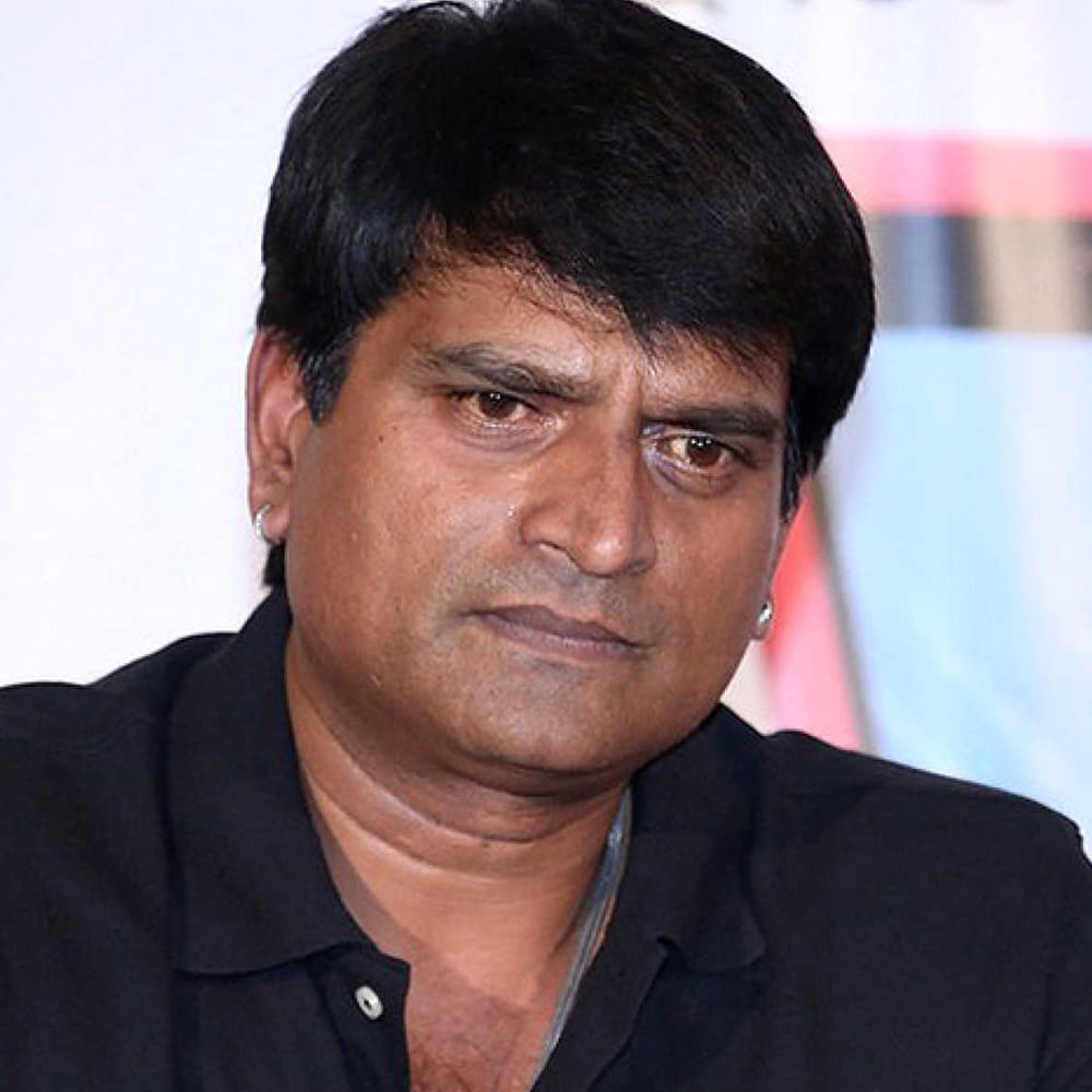 ఎవరి గురించి వారే డబ్బా కొట్టుకోవడం, అందరికీ తెలిసిన విషయాలనే పదేపదే చెప్పడం తనకు నచ్చదని, అందుకే సాఫ్ట్ లాంచ్‌లకు మొగ్గు చూపుతానని పేర్కొన్నారు. తన స్నేహాల గురించి మాట్లాడుతూ, పరిశ్రమలో అందరూ స్నేహితులేనని, అయితే తనకు దగ్గరి మిత్రుడు సురేష్ బాబు అని తెలిపారు. సురేష్ బాబుతో కలిసి ఎక్కువ సినిమాలు చేయడం వల్ల ఆయనతోనే తన రిలేషన్‌షిప్ కొనసాగుతుందని చెప్పారు. ఇండస్ట్రీలో కంటే బయటే తనకు ఎక్కువ మంది బాల్య మిత్రులు ఉన్నారని, వారు హైదరాబాద్‌లో లేనందున వారితో ఎక్కువ సమయం గడపలేకపోతున్నానని రవిబాబు వెల్లడించారు.