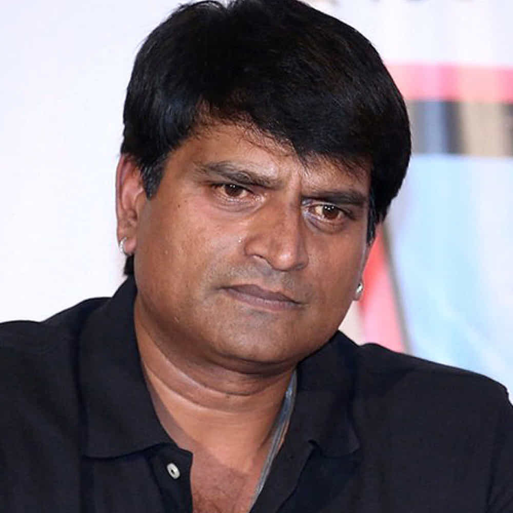 ఎవరి గురించి వారే డబ్బా కొట్టుకోవడం, అందరికీ తెలిసిన విషయాలనే పదేపదే చెప్పడం తనకు నచ్చదని, అందుకే సాఫ్ట్ లాంచ్‌లకు మొగ్గు చూపుతానని పేర్కొన్నారు. తన స్నేహాల గురించి మాట్లాడుతూ, పరిశ్రమలో అందరూ స్నేహితులేనని, అయితే తనకు దగ్గరి మిత్రుడు సురేష్ బాబు అని తెలిపారు. సురేష్ బాబుతో కలిసి ఎక్కువ సినిమాలు చేయడం వల్ల ఆయనతోనే తన రిలేషన్‌షిప్ కొనసాగుతుందని చెప్పారు. ఇండస్ట్రీలో కంటే బయటే తనకు ఎక్కువ మంది బాల్య మిత్రులు ఉన్నారని, వారు హైదరాబాద్‌లో లేనందున వారితో ఎక్కువ సమయం గడపలేకపోతున్నానని రవిబాబు వెల్లడించారు.