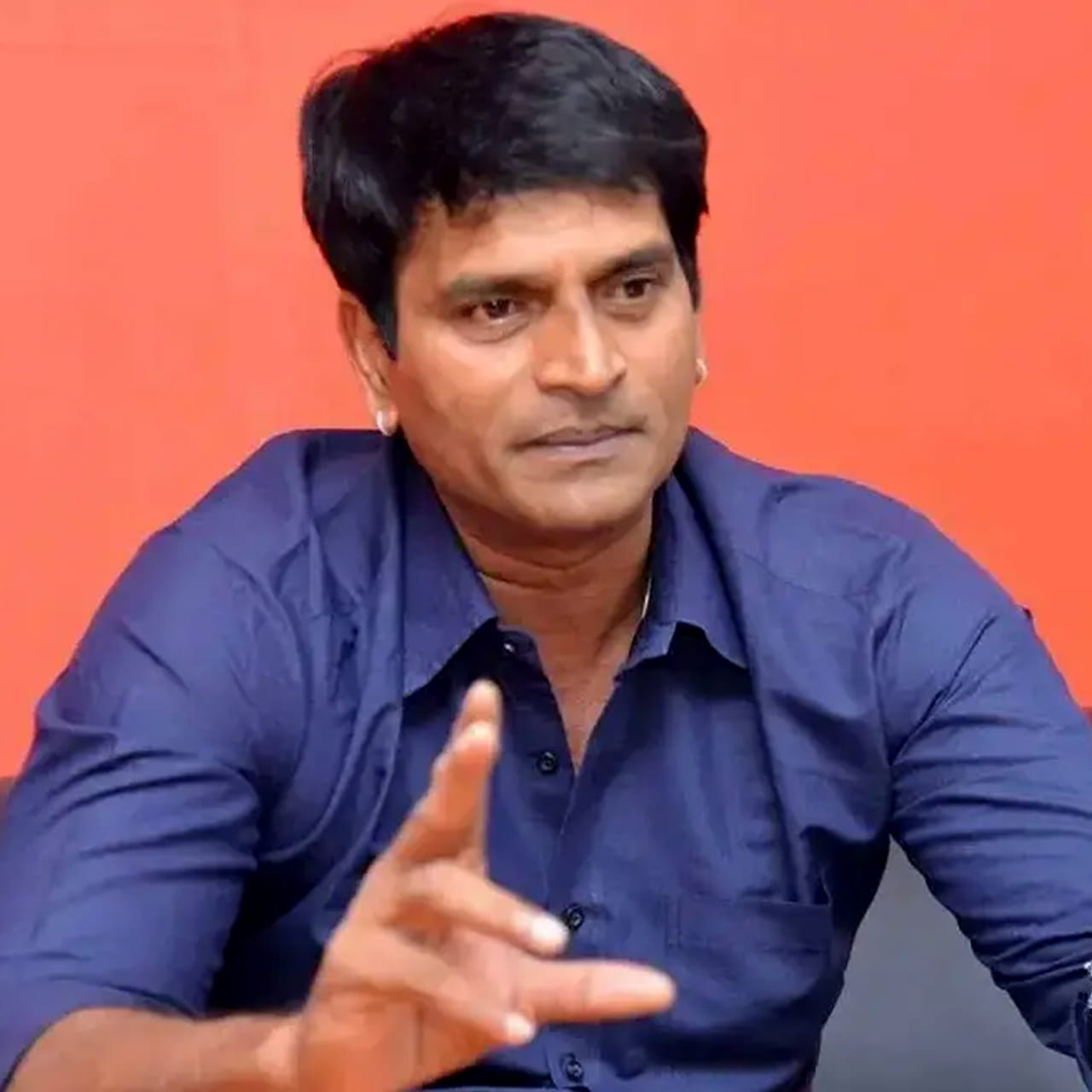 టాలీవుడ్ దర్శకుడు రవిబాబు తన వృత్తిపరమైన, వ్యక్తిగత జీవితాల గురించి ఓ ఇంటర్వ్యూలో అనేక ఆసక్తికర విషయాలను వెల్లడించారు. సెట్‌లో తన  కోపం, బూతుల గురించి స్పందిస్తూ, తాను 100% నిబద్ధతతో పనిచేస్తానని, అదే స్థాయి నిబద్ధతను ఇతరుల నుండి కూడా ఆశిస్తానని తెలిపారు. ఎవరైనా ఏకాగ్రత కోల్పోయినప్పుడు తనకు కోపం వస్తుందని, అయితే తన బూతులు కేవలం క్యాజువల్‌గా ఉంటాయని, కుటుంబ సభ్యులను లక్ష్యంగా చేసుకుని లేదా అవమానించే విధంగా ఉండవని స్పష్టం చేశారు. తన పనితీరు కారణంగానే సత్యానంద్, సుధాకర్ రెడ్డి వంటి సాంకేతిక నిపుణులు తనతో నిరంతరం పనిచేస్తున్నారని పేర్కొన్నారు.