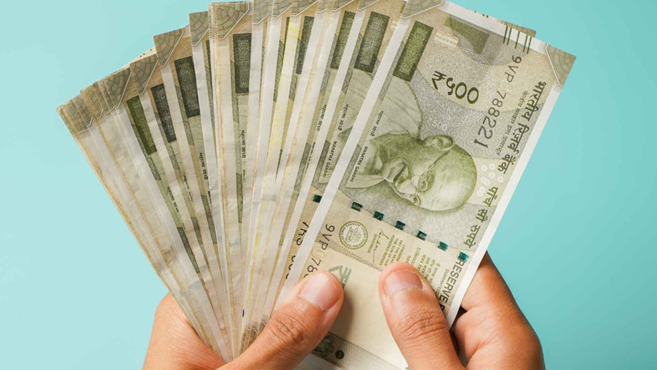 ఆదాయం పెరుగుతుండగా.. భవిష్యత్తులో ఖర్చులు మరింత పెరగనున్నాయి. దీంతో 20 నుంచి 30 ఏళ్ల తర్వాత నెలకు రూ.వెయ్యి సరిపోవు. దీంతో అధిక పెన్షన్ కేటగిరీ ఎంచుకోవడం వల్ల భవిష్యత్తులో ఎలాంటి ఇబ్బంది ఉండదు. ఈ పథకంలో ప్రీమియం చాలా తక్కువగా ఉండటం వల్ల ఎక్కువమంది అధిక పెన్షన్ ప్లాన్ ఎంచుకుంటే మంచిదని కేంద్రం సూచిస్తోంది.