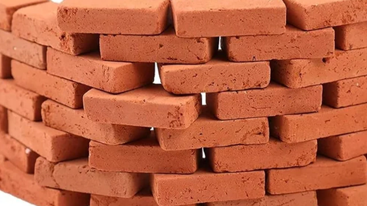 సాంప్రదాయ ఎర్ర ఇటుకలు (Red Clay Bricks): మనదేశంలో చాలా కాలంగా ఇళ్ల నిర్మాణానికి ఎర్ర ఇటుకలనే వాడుతున్నారు. ఇవి బలంగా ఉన్నప్పటికీ, వేడిని గ్రహించే గుణం వీటికి ఎక్కువ. పగడంతా సూర్యుడి నుండి వచ్చే వేడిని ఈ ఇటుకలు తమలో నిల్వ చేసుకుని, రాత్రి సమయంలో ఆ వేడిని ఇంటి లోపలికి విడుదల చేస్తాయి. అందువల్ల ఎర్ర ఇటుకలతో కట్టిన ఇళ్లు ఎండకాలంలో ఎక్కువ వేడిగా ఉంటాయి.