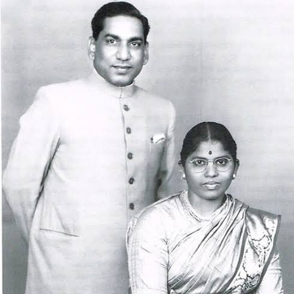 తెలుగు సినీ చరిత్రలో స్వర్ణయుగం గురించి మాట్లాడుకుంటే మనకు ముందుగా గుర్తుకువచ్చే పేర్లలో రేలంగి వెంకట్రామయ్య గారు ఒకరు. ఒకప్పుడు సినిమాలో హీరో ఎవరన్నది పక్కనపెట్టి, కేవలం రేలంగి గారి కామెడీ కోసమే థియేటర్లకు క్యూ కట్టిన ప్రేక్షకులు ఉన్నారంటే ఆయన క్రేజ్ ఎలాంటిదో అర్థం చేసుకోవచ్చు. హాస్యాన్ని కేవలం ఒక విభాగంగా కాకుండా, దానికి సమాజంలో ఒక గౌరవప్రదమైన స్థానాన్ని తెచ్చిపెట్టిన ఘనత ఆయనదే. తన విలక్షణమైన ముఖ కవళికలతో, అద్భుతమైన టైమింగ్తో ప్రేక్షకులను కడుపుబ్బ నవ్వించిన అరుదైన కళాకారుడు ఆయన.