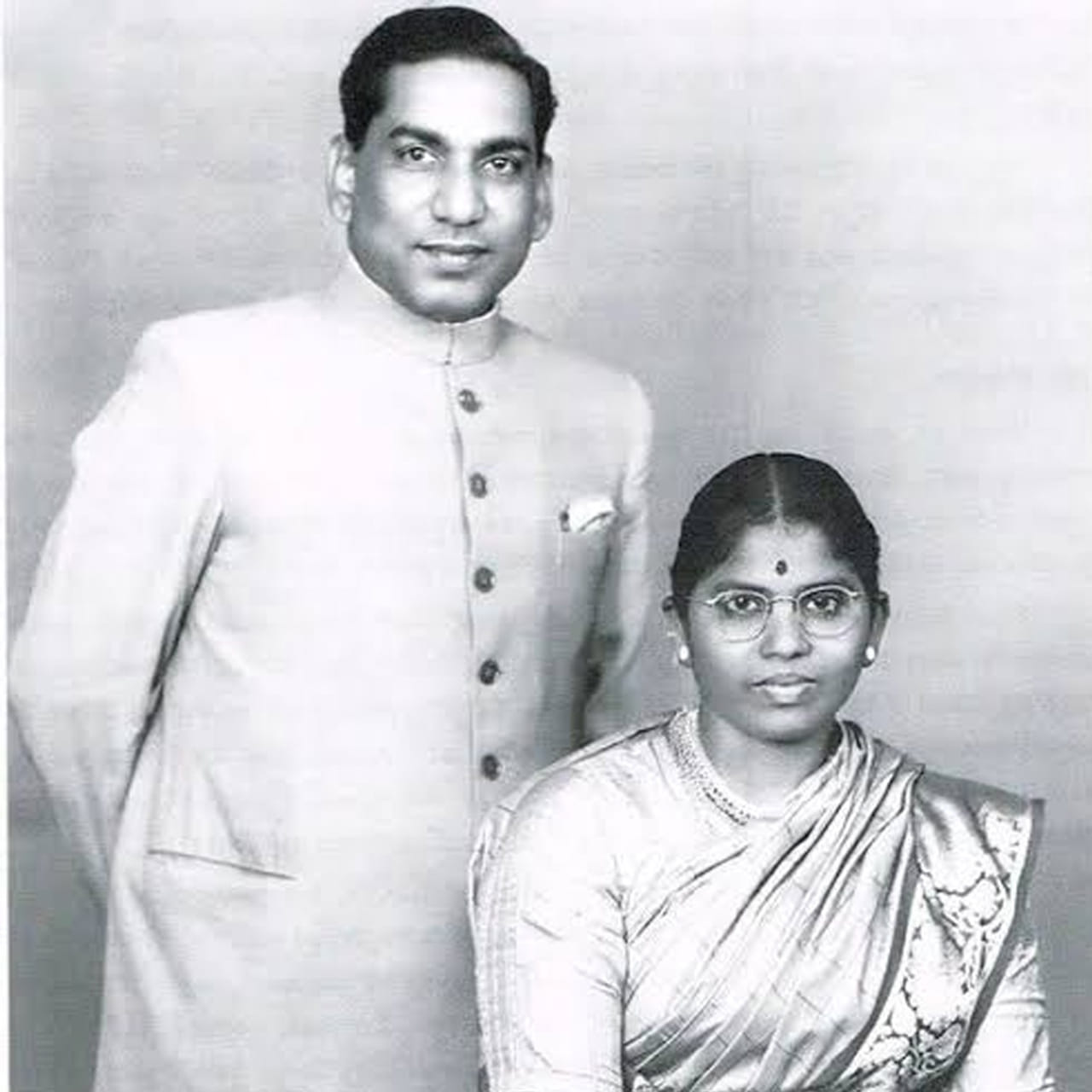  తెలుగు సినీ చరిత్రలో స్వర్ణయుగం గురించి మాట్లాడుకుంటే మనకు ముందుగా గుర్తుకువచ్చే పేర్లలో రేలంగి వెంకట్రామయ్య గారు ఒకరు. ఒకప్పుడు సినిమాలో హీరో ఎవరన్నది పక్కనపెట్టి, కేవలం రేలంగి గారి కామెడీ కోసమే థియేటర్లకు క్యూ కట్టిన ప్రేక్షకులు ఉన్నారంటే ఆయన క్రేజ్ ఎలాంటిదో అర్థం చేసుకోవచ్చు. హాస్యాన్ని కేవలం ఒక విభాగంగా కాకుండా, దానికి సమాజంలో ఒక గౌరవప్రదమైన స్థానాన్ని తెచ్చిపెట్టిన ఘనత ఆయనదే. తన విలక్షణమైన ముఖ కవళికలతో, అద్భుతమైన టైమింగ్‌తో ప్రేక్షకులను కడుపుబ్బ నవ్వించిన అరుదైన కళాకారుడు ఆయన.
