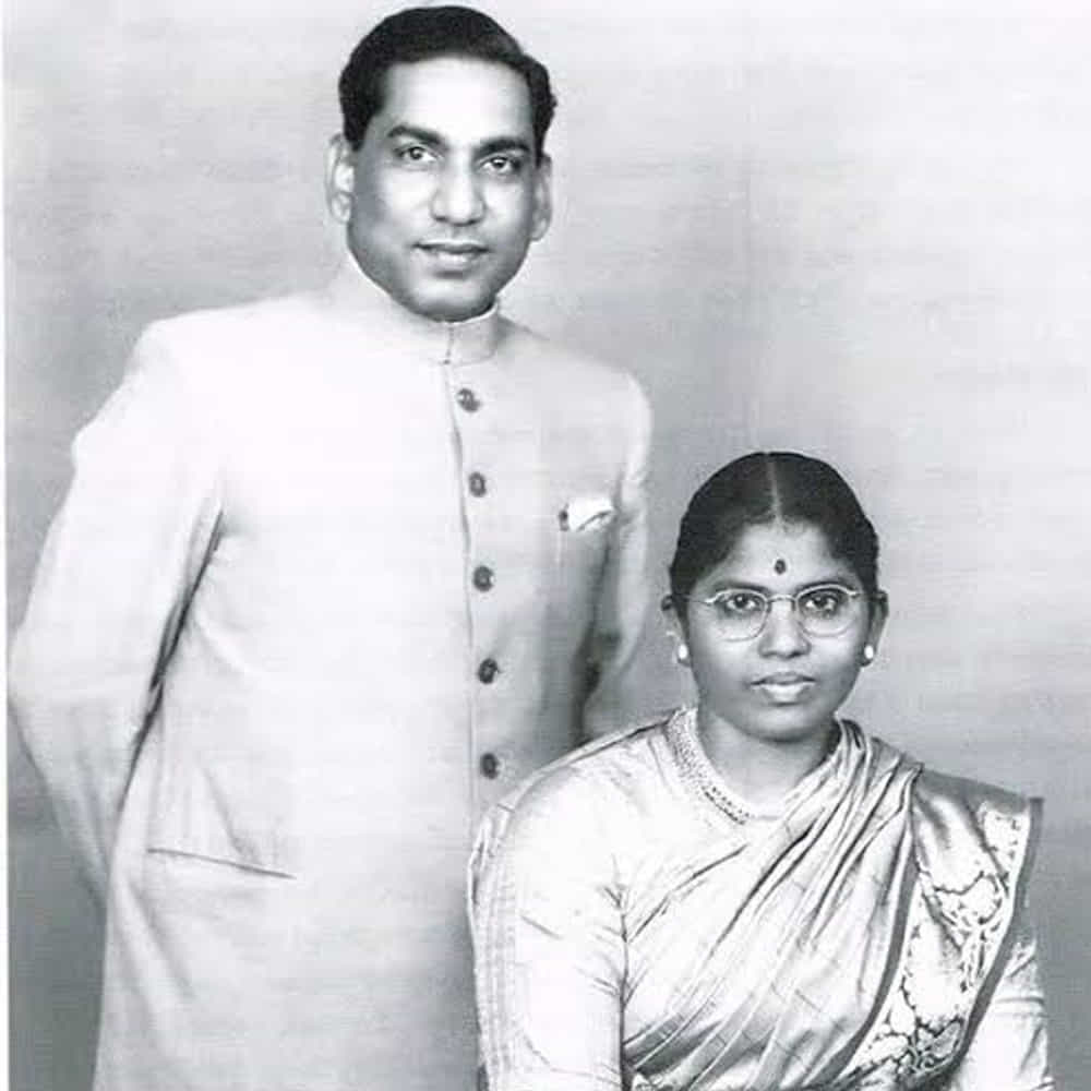 తెలుగు సినీ చరిత్రలో స్వర్ణయుగం గురించి మాట్లాడుకుంటే మనకు ముందుగా గుర్తుకువచ్చే పేర్లలో రేలంగి వెంకట్రామయ్య గారు ఒకరు. ఒకప్పుడు సినిమాలో హీరో ఎవరన్నది పక్కనపెట్టి, కేవలం రేలంగి గారి కామెడీ కోసమే థియేటర్లకు క్యూ కట్టిన ప్రేక్షకులు ఉన్నారంటే ఆయన క్రేజ్ ఎలాంటిదో అర్థం చేసుకోవచ్చు. హాస్యాన్ని కేవలం ఒక విభాగంగా కాకుండా, దానికి సమాజంలో ఒక గౌరవప్రదమైన స్థానాన్ని తెచ్చిపెట్టిన ఘనత ఆయనదే. తన విలక్షణమైన ముఖ కవళికలతో, అద్భుతమైన టైమింగ్తో ప్రేక్షకులను కడుపుబ్బ నవ్వించిన అరుదైన కళాకారుడు ఆయన.