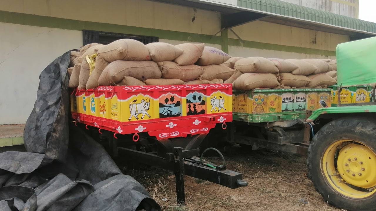 అసలే అకాల వర్షాలతో అన్నదాత ఆగమవుతుంటే.. పంటను కాపాడుకునేందుకు పడుతున్న కష్టాలు అన్నీ ఇన్నీ కాదు. కనీసం ధాన్యాన్ని మార్కెట్ యార్డ్ లకు తరలించేందుకు వాహనాలు కూడా దొరకని పరిస్థితి. 
