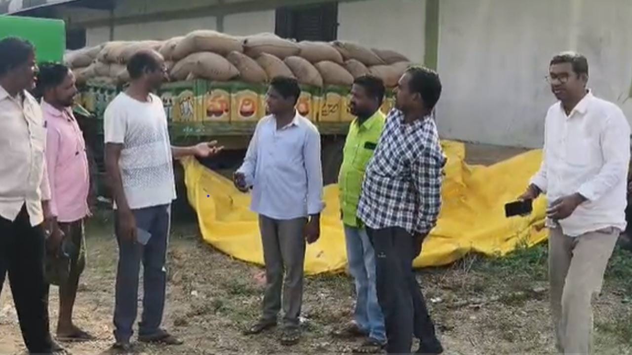 లారీల కొరతతో కల్లాల్లో ఆరబోసిన ధాన్యం ఎక్కడ వేసిన గొంగడి అక్కడే అన్నట్టుగా ఉండిపోతోంది. దెబ్బ మీద దెబ్బ అన్నట్టుగా.. రైతు ధాన్యాన్ని తరలించేందుకు వెళ్లిన ఓ ట్రాక్టర్ ఇంజిన్ ను గుర్తి‌తెలియని దుండగులు చోరీ చేసి అన్నదాతకు మరింత‌ షాక్ ఇచ్చారు. 