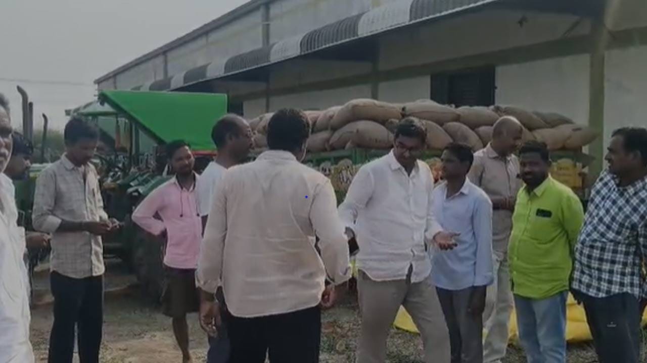 
ఈ ఘట‌న నిర్మల్ జిల్లాలో చోటు చేసుకుంది. బాధిత రైతు తెలిపిన వివరాల ప్రకారం.. నిర్మల్ జిల్లా లక్ష్మణచందా మండలం మునిపెళ్లి గ్రామానికి చెందిన నల్ల ప్రభాకర్ రెడ్డి అదే గ్రామానికి చెందిన రైతు 
