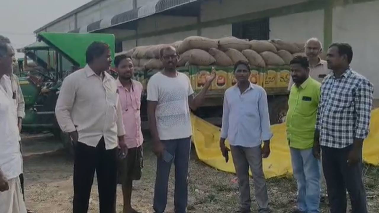 మొక్కజొన్నల సంచులను తన ట్రాక్టర్ లో వేసుకొని లక్ష్మణచాందలోని మార్కెట్ యార్డ్ కు తీసుకెళ్లారు. హమాలీలు లేకపోవటంతో ట్రాక్టర్ ను అక్కడే ఉంచి ఇంటికి వెళ్లిపోయారు.