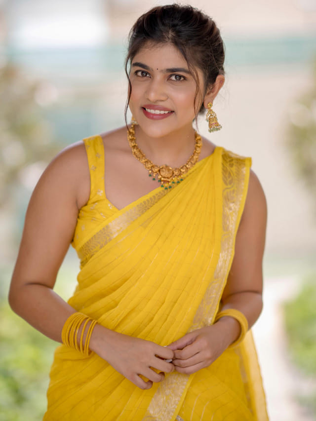 ఏముందీ బ్యూటీ.. లంగా ఓణిలో  సెగలు పుట్టిస్తున్న రీతూ చౌదరి