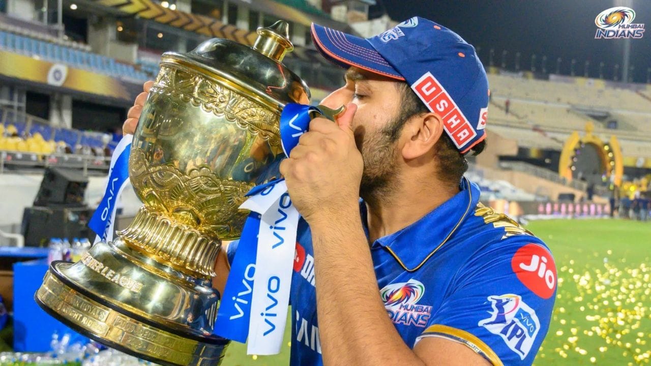 హిట్ మ్యాన్ సంచలనాలు.. రోహిత్ శర్మ: ముంబై ఇండియన్స్ జట్టుకు ఐదు ట్రోఫీలను అందించిన విజయవంతమైన నాయకుడు, ‘హిట్ మ్యాన్’ రోహిత్ శర్మ ఈ జాబితాలో రెండో స్థానంలో ఉన్నాడు. డెక్కన్ చార్జర్స్, ముంబై ఇండియన్స్ జట్లకు ప్రాతినిధ్యం వహించిన రోహిత్.. మొత్తం 290 ఐపీఎల్ మ్యాచ్లలో 30.03 సగటుతో 7329 పరుగులు సాధించాడు. మైదానంలో క్లాస్ షాట్లతో అలరించే రోహిత్ ఖాతాలో 2 సెంచరీలు, 49 హాఫ్ సెంచరీలు ఉన్నాయి. కేవలం బ్యాటరుగానే కాకుండా వ్యూహాత్మక కెప్టెన్గా కూడా రోహిత్ ఐపీఎల్ చరిత్రలో చెరగని ముద్ర వేశాడు.