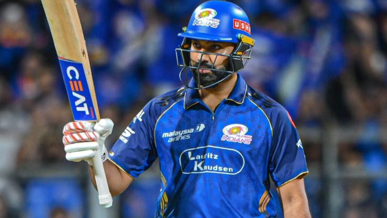అనంతరం లక్ష్య ఛేదనలో రోహిత్ శర్మ అందించిన మెరుపు ఆరంభంతో ముంబై విజయం సులువైంది. సూర్యకుమార్ యాదవ్ (12), తిలక్ వర్మ (11) తక్కువ పరుగులకే వెనుదిరిగినప్పటికీ.. నమన్ ధీర్ (23), విల్ జాక్స్ (10 నాటౌట్) సమయోచితంగా ఆడి జట్టును విజయతీరాలకు చేర్చారు. విల్ జాక్స్ సిక్సర్‌తో మ్యాచ్ ముగించడం విశేషం. అభిమానులకు కంటి నిండా వినోదాన్ని పంచుతోంది. రోహిత్ శర్మ ఫామ్‌లోకి రావడం ముంబై ఇండియన్స్‌కు కొండంత బలాన్ని ఇస్తుండగా, తదుపరి మ్యాచ్‌లలో ఆయన ధోనీ రికార్డును ఎప్పుడు దాటుతారోనని క్రికెట్ లోకం ఆసక్తిగా ఎదురుచూస్తోంది.