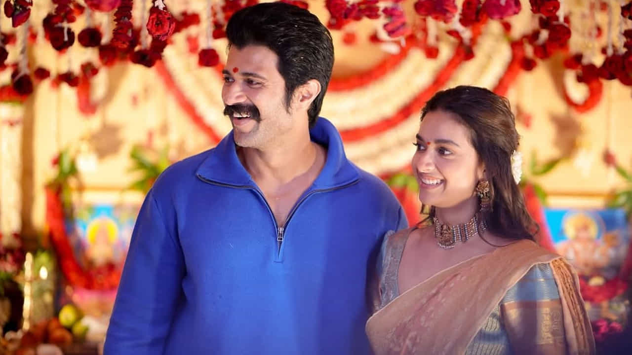 టాలీవుడ్ రౌడీ బాయ్ విజయ్ దేవరకొండ ప్రధాన పాత్రలో, డైరెక్టర్ రవి కిరణ్ కోలా తెరకెక్కిస్తున్న హై-వోల్టేజ్ మాస్ యాక్షన్ ఎంటర్టైనర్ 'రౌడీ జనార్ధన'. ప్రొడ్యూసర్ దిల్ రాజు, శిరీష్ సంయుక్తంగా శ్రీ వెంకటేశ్వర క్రియేషన్స్ బ్యానర్పై అత్యంత భారీ బడ్జెట్తో నిర్మిస్తున్న ఈ చిత్రంలో నేషనల్ అవార్డ్ విన్నర్ కీర్తి సురేష్ కథానాయికగా నటిస్తుంది. ఈ క్రేజీ ప్రాజెక్ట్ గురించి తాజాగా ఫిలిం నగర్ సర్కిల్స్లో ఒక అదిరిపోయే అప్డేట్ హల్చల్ చేస్తోంది. ఈ సినిమాలో ఒక ప్రత్యేకమైన మాస్ మసాలా స్పెషల్ సాంగ్ ఉండనుందట.