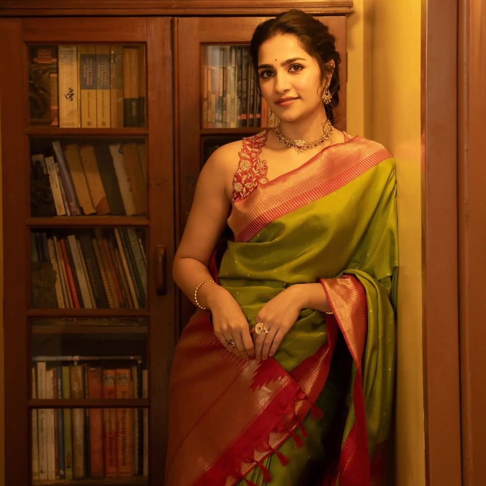 రుక్మిణి వసంత్.. దక్షిణాది సినీప్రియులకు ప్రత్యేకంగా పరిచయం అక్కర్లేని పేరు. కన్నడ చిత్ర పరిశ్రమకు చెందిన అమ్మడు.. 2019లో బీర్బల్ ట్రైలాజీ కేసు 1 మూవీతో వెండితెరకు పరిచయమయ్యింది. ఈ సినిమా అంతగా మెప్పించలేదు. కానీ రక్షిత్ శెట్టి నటించిన సప్త సాగరాలు దాటి సినిమాతో ఓవర్ నైట్ స్టార్ అయ్యింది. ఇందులో ప్రియా పాత్రలో ఆమె నటనకు విమర్శకుల ప్రశంసలు అందుకుంది. దీంతో ఆమెకు తెలుగు, తమిళం, కన్నడ భాషలలో వరుస అవకాశాలు క్యూ కట్టాయి. ప్రస్తుతం చేతినిండా సినిమాలతో బిజీగా ఉంది.