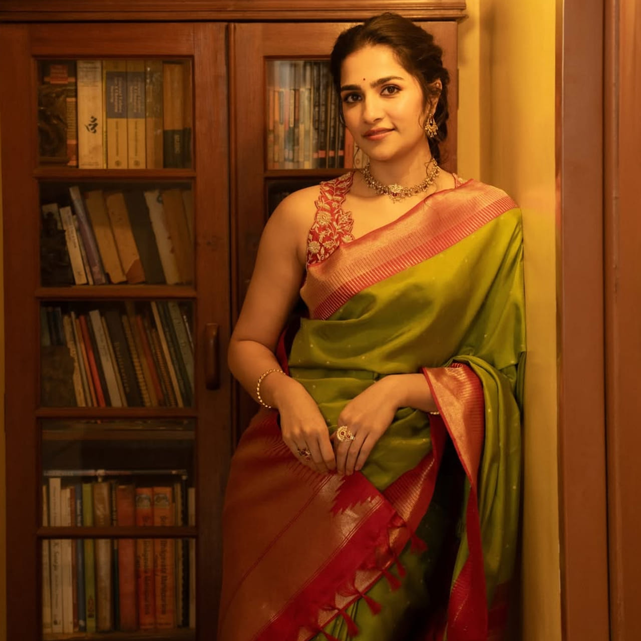  రుక్మిణి వసంత్.. దక్షిణాది సినీప్రియులకు ప్రత్యేకంగా పరిచయం అక్కర్లేని పేరు. కన్నడ చిత్ర పరిశ్రమకు చెందిన అమ్మడు.. 2019లో బీర్బల్ ట్రైలాజీ కేసు 1 మూవీతో వెండితెరకు పరిచయమయ్యింది. ఈ సినిమా అంతగా మెప్పించలేదు. కానీ రక్షిత్ శెట్టి నటించిన సప్త సాగరాలు దాటి సినిమాతో ఓవర్ నైట్ స్టార్ అయ్యింది. ఇందులో ప్రియా పాత్రలో ఆమె నటనకు విమర్శకుల ప్రశంసలు అందుకుంది. దీంతో ఆమెకు తెలుగు, తమిళం, కన్నడ భాషలలో వరుస అవకాశాలు క్యూ కట్టాయి. ప్రస్తుతం చేతినిండా సినిమాలతో బిజీగా ఉంది. 