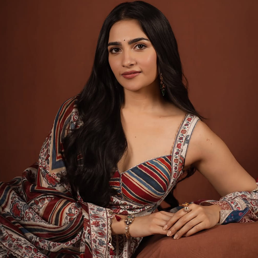 ఇదిలా ఉంటే.. ఇటీవల స్విమ్మింగ్ ఫూల్ వద్ద పొట్టి దుస్తులతో ఫోటోషూట్ జరిగినట్లు సోషల్ మీడియాలో ఫోటోస్ వైరలవుతున్నాయి. దీంతో ఇన్నాళ్లు పద్దతిగా కనిపించిన రుక్మిణి ఇలాంటి ఫోటోషూట్ చేయడమేంటనీ నెటిజన్స్, ఫ్యాన్స్ ఆశ్చర్యపోయారు. అయితే ఆ ఫోటోస్ అన్నీ ఫేక్ అని నటి రుక్మణి వసంత్ స్పష్టం చేశారు. ఏఐ సాయంతో  అసభ్యకర రీతిలో తన ఫోటోలను క్రియేట్ చేసి నెట్టింట పోస్ట్ చేయడం అత్యంత బాధ్యతారాహిత్యమని ఆమె ఆగ్రహం వ్యక్తం చేశారు. ఈ మేరకు తన ఇన్ స్టా స్టోరీలో ఫేక్ ఫోటోస్ పై ఆగ్రహం వ్యక్తం చేస్తూ పోస్ట్ చేశారు. 