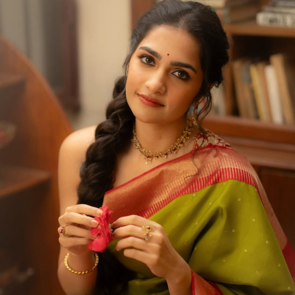 ఏఐ సాయంతో క్రియేట్ చేసిన అసభ్యకరమైన ఫోటోస్ సోషల్ మీడియాలో వైరల్ అవుడం నేను, నా టీమ్ గుర్తించాం. అవన్నీ ఫేక్.. ఏఐ సాయంతో క్రియేట్ చేశారు. ఇలా ఫోటోస్ క్రియేట్ చేయడం.. సమాచారం షేర్ చేయడం నిజంగా బాధ్యతారాహిత్యమే. అంతేకాదు మా వ్యక్తిగత గోప్యతను ఉల్లంఘించడమే అవుతుంది. ఈ వ్యవహారాన్ని నేను తీవ్రంగా పరిగణిస్తున్నాను. ఫోటోలను క్రియేట్ చేసిన వారితోపాటు ఆన్ లైన్ వేదికగా వైరల్ చేస్తున్న వారిపైనా న్యాయ, సైబర్ క్రైమ్ ద్వారా చర్యలు ప్రారంభించాం. ఇలాంటి కంటెంట్, ఫోటోస్, ఆన్ లైన్ వేదికగా పంచుకోవడం మానుకోవాలని రిక్వెస్ట్ చేస్తున్నాను అంటూ  రాసుకొచ్చారు రుక్మిణి వసంత్. 