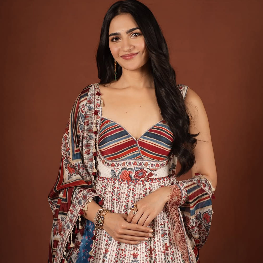 ఇక రుక్మిణి వసంత్ విషయానికి వస్తే.. తన సహజసిద్ధమైన నటనతో, కళ్లతోనే హావభావాలు పలికించే ప్రతిభతో ఆమె ప్రేక్షకులను ఎంతగానో ఆకట్టుకుంటున్నారు. సప్త సాగరాలు దాటి సినిమాతో తెలుగు కుర్రాళ్ల మనసు దోచుకున్న రుక్మిణికి ఇక్కడ వరుస ఆఫర్లు క్యూ కడుతున్నాయి. ప్రస్తుతం ఈ అమ్మడు ఎన్టీఆర్, ప్రశాంత్ నీల్ కాంబోలో వస్తున్న డ్రాగన్ చిత్రంలో నటిస్తున్న సంగతి తెలిసిందే. ఇటీవల తారక్ బర్త్ డే సందర్భంగా విడుదలైన గ్లింప్స్ సినిమాపై అంచనాలు పెంచేసింది. ఈ మూవీతోపాటు తెలుగులో మరిన్ని చిత్రాల్లోనూ ఈ అమ్మడు నటిస్తున్నట్లు సమాచారం. 
