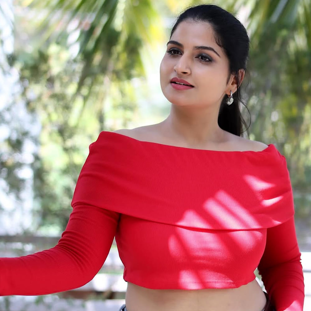 ఈ చిన్నది సోషల్ మీడియాలోనూ చాలా యాక్టివ్ గా ఉంటుంది. రీల్స్, ఫోటోలు షేర్ చేస్తూ అభిమానులను ఆకట్టుకుంటుంది. ఈ అమ్మడు తన గ్లామర్ తో కవ్విస్తుంది. చీరకట్టులో కూడా తన అందంతో కుర్రాళ్ళ మనసు దోచేస్తుంది. తాజాగా ఈ బ్యూటీ కొన్ని రీల్స్ ,ఫోటోలు షేర్ చేసింది. ఈ ముద్దుగుమ్మ ఫోటోలు సోషల్ మీడియాలో తెగ వైరల్ అవుతున్నాయి.  నెటిజన్స్ ఈ ఫోటోలకు క్రేజీ కామెంట్స్ చేస్తున్నారు.