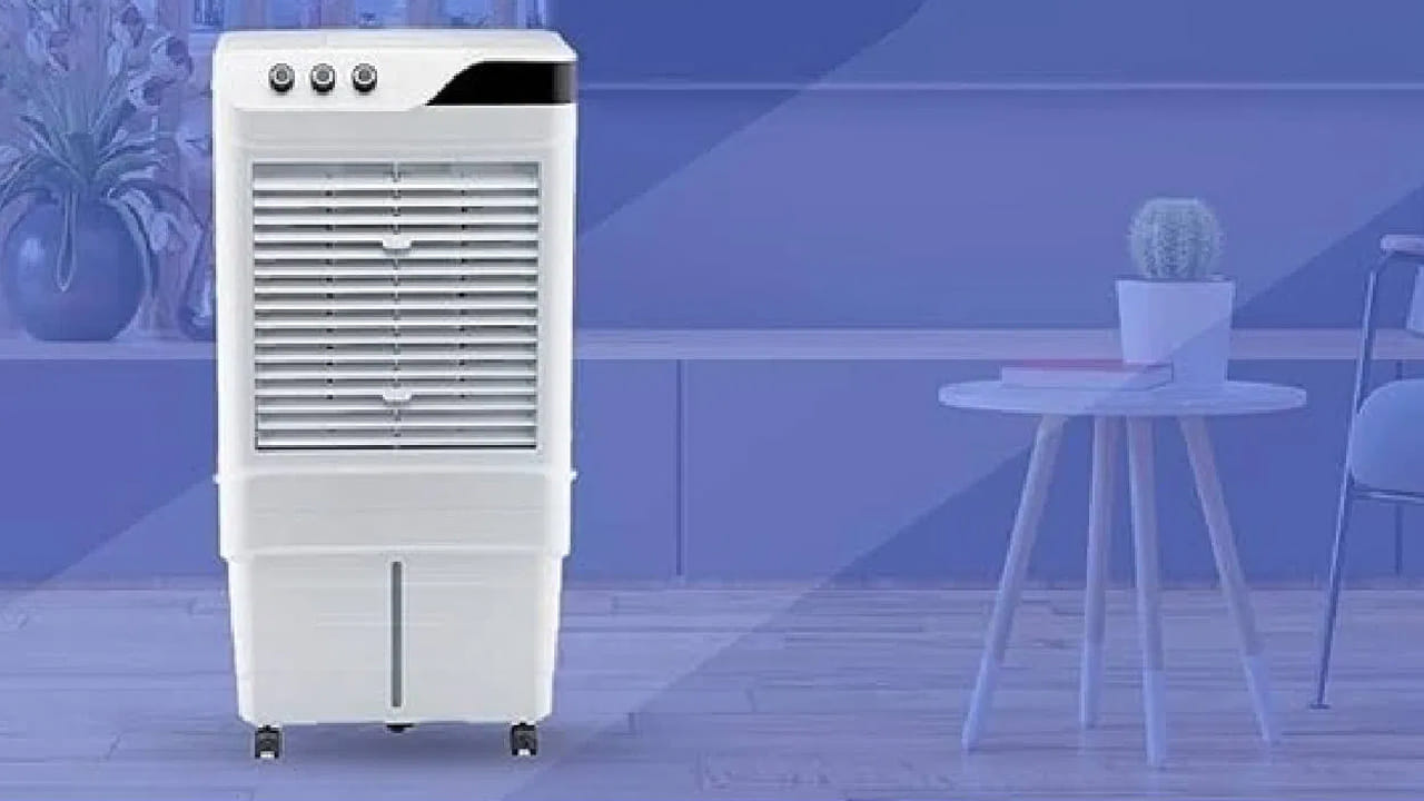 గాలి ఆడని గదిలో (Ventilation లేని చోట) ఉంచడం: కూలర్ను ఎల్లప్పుడూ కిటికీ దగ్గర లేదా బయటి తాజా గాలి లోపలికి వచ్చే ప్రదేశంలో ఉంచాలి. అలా కాకుండా పూర్తిగా మూసివేసిన చిన్న గదిలో కూలర్ పెడితే, గదిలో హ్యూమిడిటీ (తేమ శాతం) విపరీతంగా పెరిగిపోతుంది. దీనివల్ల కూలర్ బాడీ, వైరింగ్పై నీటి బిందువులు చేరి షార్ట్ సర్క్యూట్కు దారితీస్తుంది.