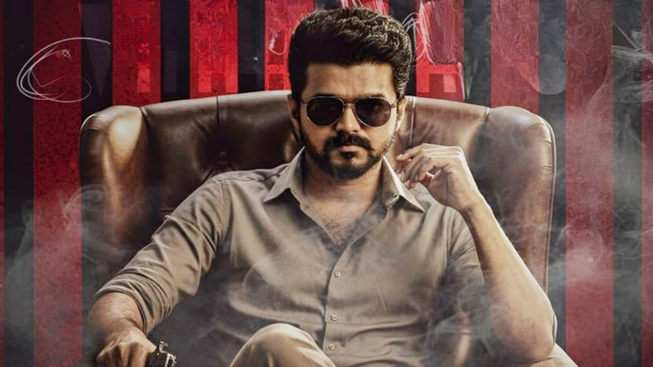 అయితే విజయ్ సినిమాతో సమంత సినిమా పోటీ పడటం సరైనది కాదు అని కొందరు భావిస్తున్నట్లు తెలుస్తోంది. దీంతో సమంత మూవీ జూన్ 19నే రిలీజ్ అవుతుందా? లేకా? జూలైలోకి మారుతుందా అని నెట్టింట గుస గుసలు వినిపిస్తున్నాయి. ఇక ఈ విషయం తెలియడంతో సమంత అభిమానులు అసహనం, ఆందోళన వ్యక్తం చేస్తు్న్నారు. సీఎం అయ్యాక, విజయ్ సమంతకు ఇలా షాకివ్వడం ఏంటి అంటూ ముచ్చటిస్తున్నారు. మరి మనం చూడాల్సిందే, మూవీ పోస్ట్ పోన్ అవుతుందో లేక జూన్ 19నే రిలీజ్ అవుతుందో, ఇక మా ఇంటి బంగారం మూవీకి నందిని రెడ్డి దర్శకత్వం వహించిన విషయం తెలిసిందే.