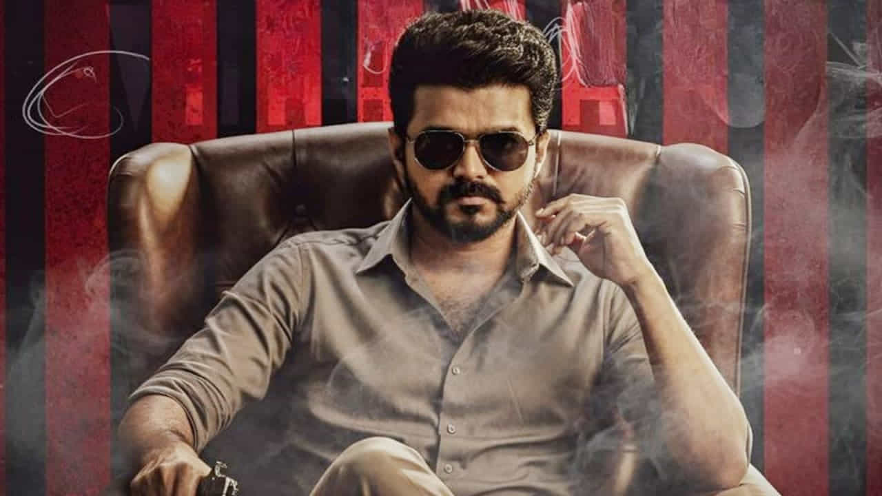 అయితే విజయ్ సినిమాతో సమంత సినిమా పోటీ పడటం సరైనది కాదు అని కొందరు భావిస్తున్నట్లు తెలుస్తోంది. దీంతో సమంత మూవీ జూన్ 19నే రిలీజ్ అవుతుందా? లేకా? జూలైలోకి మారుతుందా అని నెట్టింట గుస గుసలు వినిపిస్తున్నాయి. ఇక ఈ విషయం తెలియడంతో సమంత అభిమానులు అసహనం, ఆందోళన వ్యక్తం చేస్తు్న్నారు. సీఎం అయ్యాక, విజయ్ సమంతకు ఇలా షాకివ్వడం ఏంటి అంటూ ముచ్చటిస్తున్నారు. మరి మనం చూడాల్సిందే, మూవీ పోస్ట్ పోన్ అవుతుందో లేక జూన్ 19నే రిలీజ్ అవుతుందో,  ఇక మా ఇంటి బంగారం మూవీకి  నందిని రెడ్డి దర్శకత్వం వహించిన విషయం తెలిసిందే.