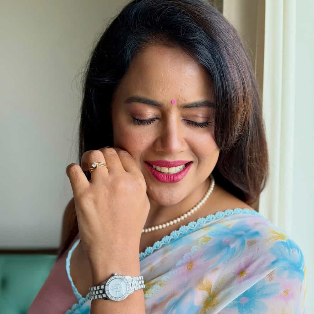 ఒకప్పుడు తన సినిమాలతో ప్రేక్షకులను ఆకట్టుకున్న ముద్దుగుమ్మల్లో సమీరా రెడ్డి ఒకరు.. టాలీవుడ్ లో స్టార్ హీరోలందరి సరసన సినిమాలు చేసింది. ఎన్టీఆర్, చిరంజీవి లాంటి టాలీవుడ్ హీరోలతో పాటు తమిళ్ లో సూర్య తోనూ సినిమా చేసి బ్లాక్ బస్టర్ అందుకుంది. కానీ ఇప్పుడు ఊహించని విధంగా సినిమాలకు దూరం అయ్యింది.