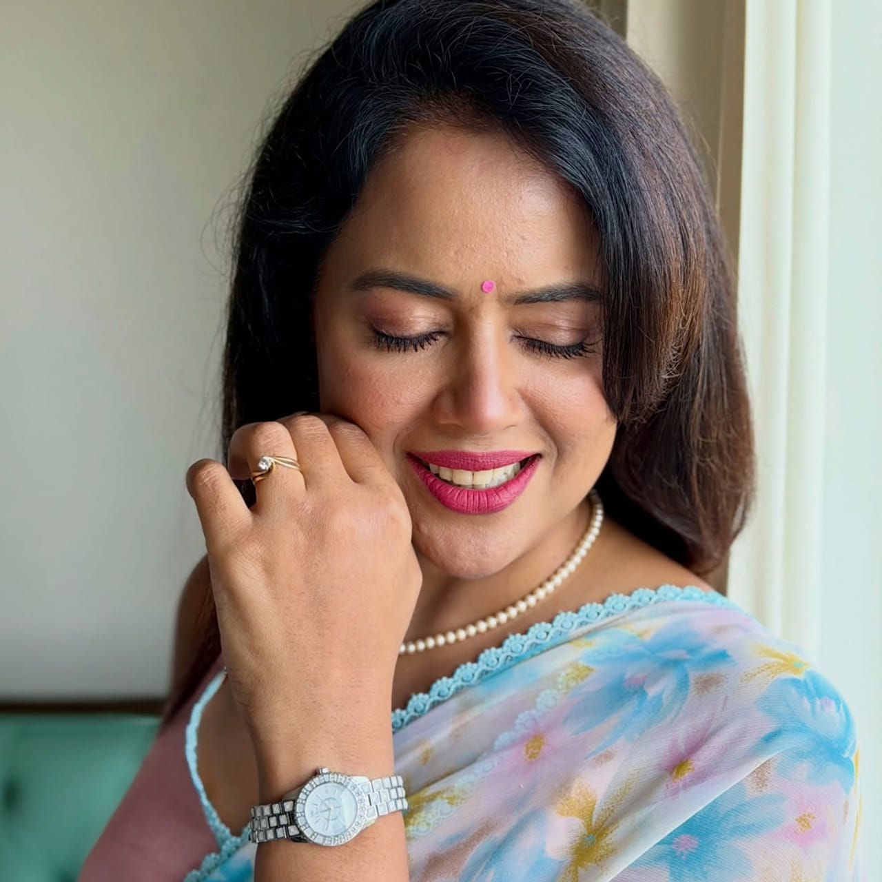 ఒకప్పుడు తన సినిమాలతో ప్రేక్షకులను ఆకట్టుకున్న ముద్దుగుమ్మల్లో సమీరా రెడ్డి ఒకరు.. టాలీవుడ్ లో స్టార్ హీరోలందరి సరసన సినిమాలు చేసింది. ఎన్టీఆర్, చిరంజీవి లాంటి టాలీవుడ్ హీరోలతో పాటు తమిళ్ లో సూర్య తోనూ సినిమా చేసి బ్లాక్ బస్టర్ అందుకుంది. కానీ ఇప్పుడు ఊహించని విధంగా సినిమాలకు దూరం అయ్యింది.