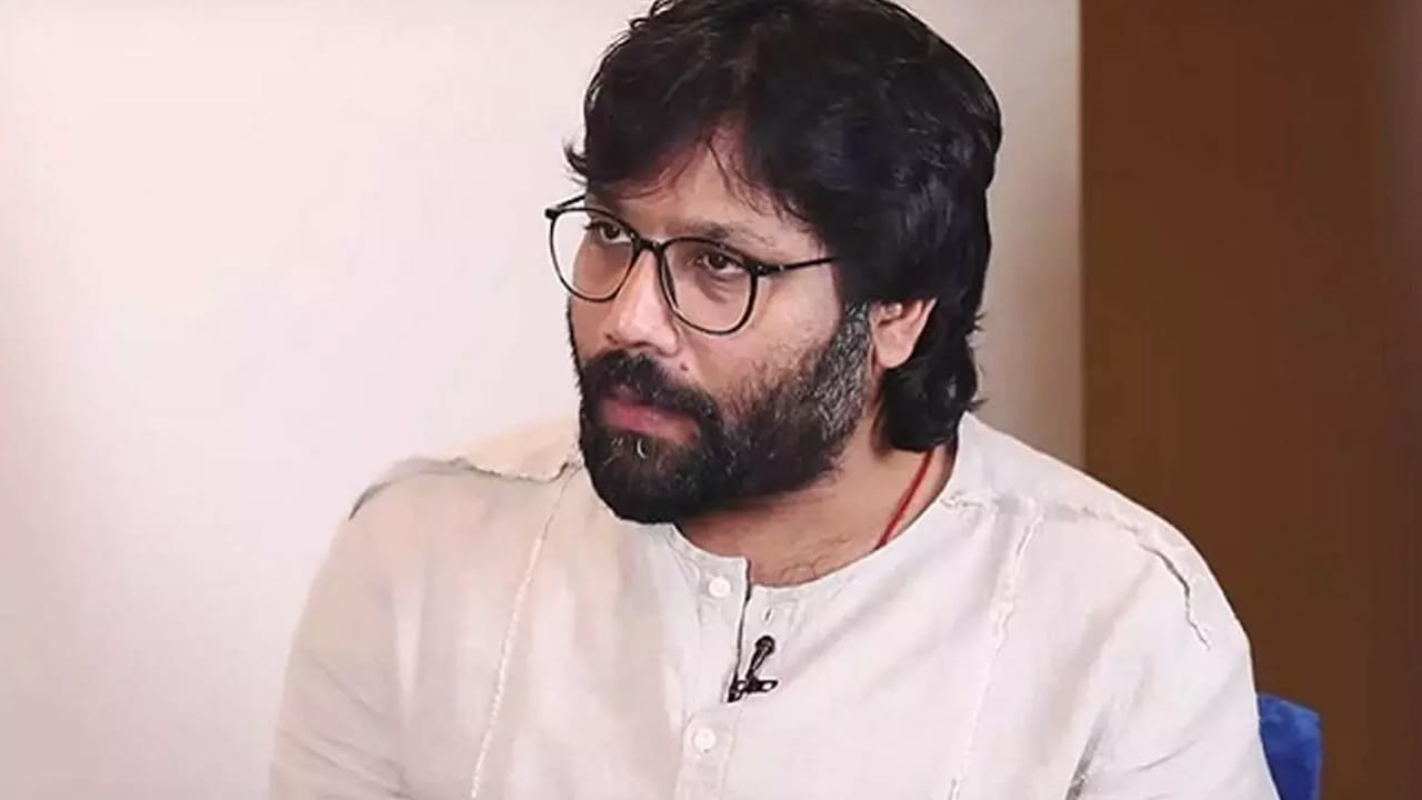 వైద్యులు తన సమస్యను సరిగ్గా నిర్ధారించలేకపోయారని, కేవలం ఎక్కువ ఆలోచిస్తున్నారని చెప్పి పంపించేశారని, దీనిని "మెడికల్ అబ్యూస్"గా ఆమె అన్నారు. 80% మంది మహిళలు ఆటోఇమ్యూన్ కండిషన్లతో బాధపడుతున్నారని, దీనికి పితృస్వామ్యం సృష్టించిన డిప్రెషనే కారణమని ఆమె చెప్పుకొచ్చారు. ఆర్థికంగా కష్టాల్లో ఉన్నప్పుడు చికిత్స కోసం క్రౌడ్ ఫండింగ్ ద్వారా రూ. 15 లక్షలు అవసరం కాగా, రూ. 2 లక్షలు మాత్రమే వచ్చాయని గాయత్రీ గుప్తా తెలిపారు. ఈ సమయంలో దర్శకుడు సందీప్ రెడ్డి వంగాను సంప్రదించగా, ఆయన ఒకే ఒక్క మెసేజ్‌తో స్పందించి, ఆమె మెడికల్ రిపోర్ట్స్ పంపమని కోరారని చెప్పారు. 