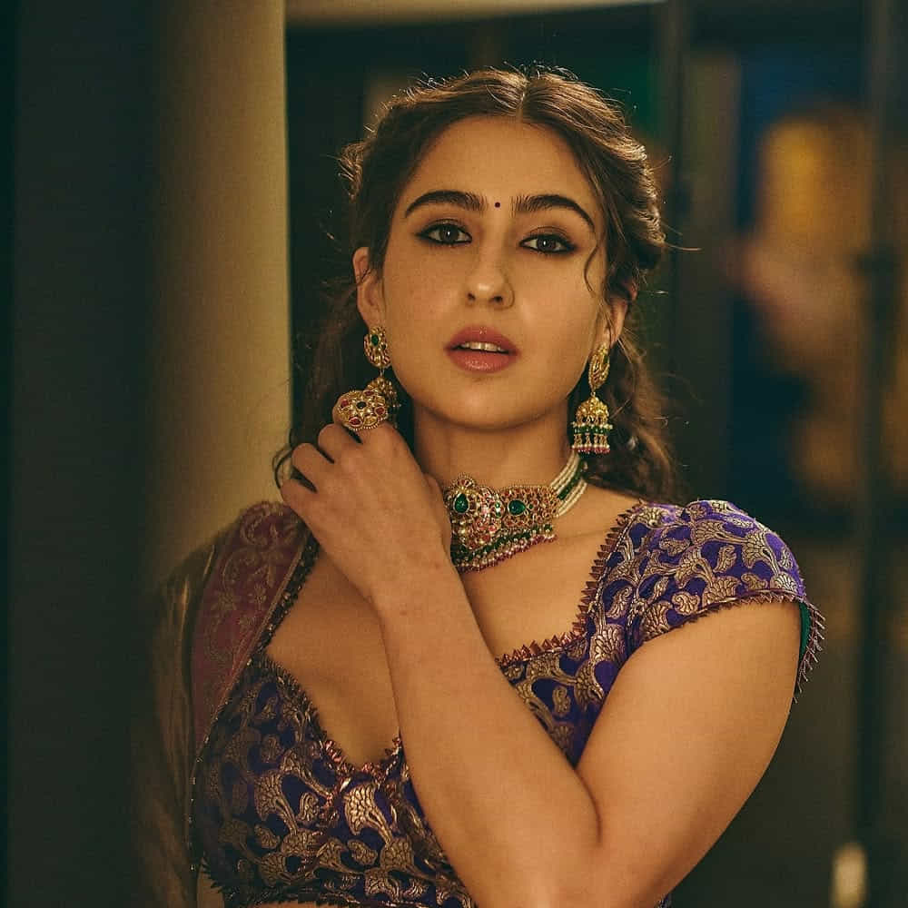 ఆమె మరెవరో కాదండి.. దేవర విలన్ సైఫ్ అలీ ఖాన్ కూతురు సారా అలీ ఖాన్. తాజాగా నటన కంటే ఎక్కువగా, ఆమె పాత జీవనశైలికి సంబంధించిన ఒక విషయం సోషల్ మీడియాలో వైరల్ అవుతోంది. ఒక ఇంటర్వ్యూలో, సారా తన కాలేజీ రోజుల నాటి ఆహారపు అలవాట్ల గురించి బహిరంగంగా మాట్లాడగా, అది విని చాలా మంది ఆశ్చర్యపోయారు. తాను న్యూయార్క్‌లో చదువుతున్నప్పుడు తన ఆహారపు అలవాట్లు పూర్తిగా అదుపు తప్పాయని చెప్పారు. ఆమె ప్రతిరోజూ రెండు మీడియం సైజు పిజ్జాలు, మూడు చాక్లెట్ చిప్ బ్రౌనీలు తినేవారని తెలిపారు. 