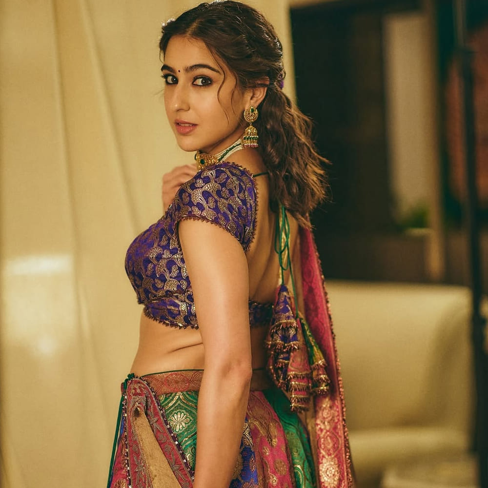  ఆమె ప్రతిరోజూ తరగతికి వెళ్లే దారిలో మూడు చాక్లెట్ చిప్ బ్రౌనీలను తినేది. తరగతికి నడిచి వెళ్లడానికి కొన్ని నిమిషాలు మాత్రమే పట్టేది, కానీ ఆ సమయంలోనే ఆమె ఆ మూడు బ్రౌనీలను పూర్తి చేసేది. ఆ సమయంలో తాను ఎంత తింటున్నాననే దానిపై గానీ, ఏమి తింటున్నాననే దానిపై గానీ అస్సలు శ్రద్ధ పెట్టేదాన్ని కాదని ఆ నటి చెప్పింది. సారా అలీ ఖాన్ దివంగత నటుడు సుశాంత్ సింగ్ రాజ్‌పుత్ సరసన 'కేదార్‌నాథ్' చిత్రంతో బాలీవుడ్‌లోకి అడుగుపెట్టింది.