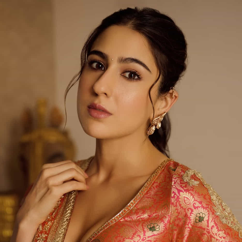 కానీ ఈ సినిమాకు ముందు, ఆమె తనలో ఒక పెద్ద మార్పు తెచ్చుకుంది. వ్యాయామాలు, నియంత్రిత ఆహారం, క్రమశిక్షణతో కూడిన జీవనశైలి సహాయంతో, సారా ఏకంగా 45 కిలోల బరువు తగ్గింది. ఆమె రూపాంతరం ఎంతో మందికి స్ఫూర్తినిచ్చింది. 2019లో హార్పర్స్ బజార్ ఇండియాకు ఇచ్చిన ఒక ఇంటర్వ్యూలో, సారా తన ఫిట్‌నెస్ ప్రయాణం గురించి వివరంగా మాట్లాడింది. తనకు PCOS ఉందని, దానివల్ల బరువును అదుపులో ఉంచుకోవడం కష్టంగా ఉండేదని ఆమె వెల్లడించింది.  ఒక నటిగా తనను తాను నిరూపించుకోవడానికి, ఫిట్‌గా ఉండటానికి తాను చాలా కష్టపడ్డానని ఆమె చెప్పింది. బరువు తగ్గడానికి సారా అలీ ఖాన్ పడిన కష్టం తెలిసి ఆశ్చర్యపోతున్నారు ఫ్యాన్స్. 
