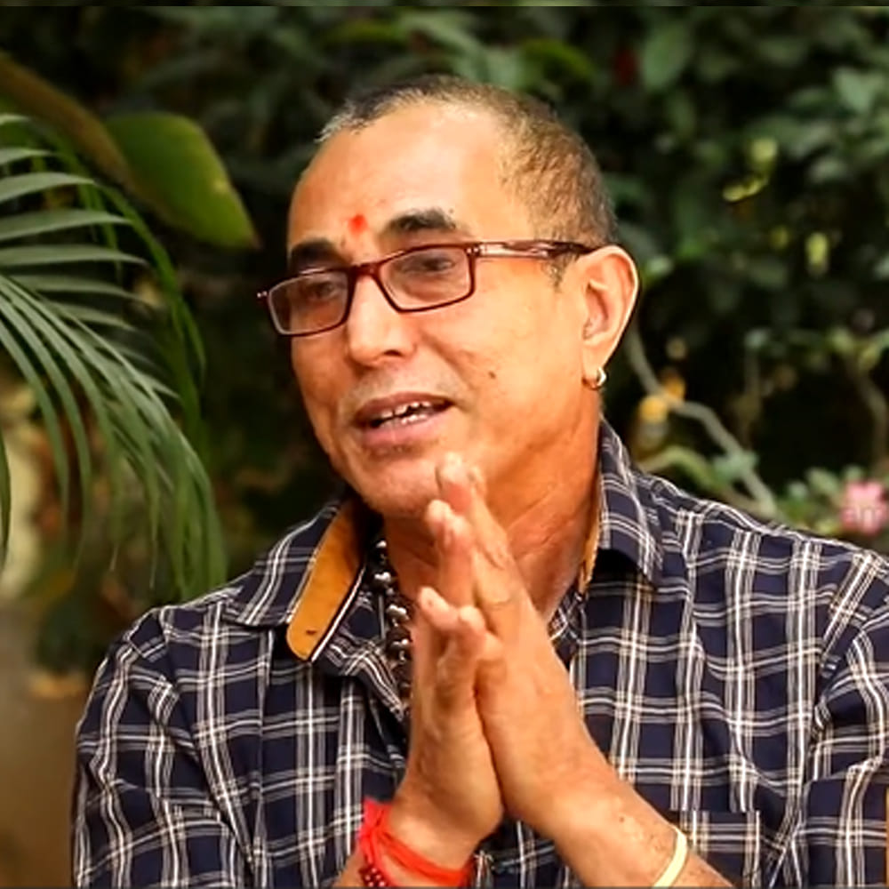 చిరంజీవి గారు చూపిన ఈ దయ, మార్గదర్శనం తనను ఎంతో ఆశ్చర్యపరిచిందని చెప్పారు. ఒక రోజు ప్యాకప్ తర్వాత, సత్య ప్రకాష్ తన ఎల్.ఎం.ఎల్. టీ-5 స్కూటర్‌పై హెల్మెట్ లేకుండా వెళ్తుండగా, చిరంజీవి గారు తనను ఆపి మాట్లాడారని సత్య ప్రకాష్ చెప్పారు. హెల్మెట్ లేకుండా ప్రయాణించడం ప్రమాదకరం అని, ఒక పెద్ద స్టార్ కాబోయే వ్యక్తిగా భద్రతకు ప్రాధాన్యత ఇవ్వాలని హితవు పలికారు.