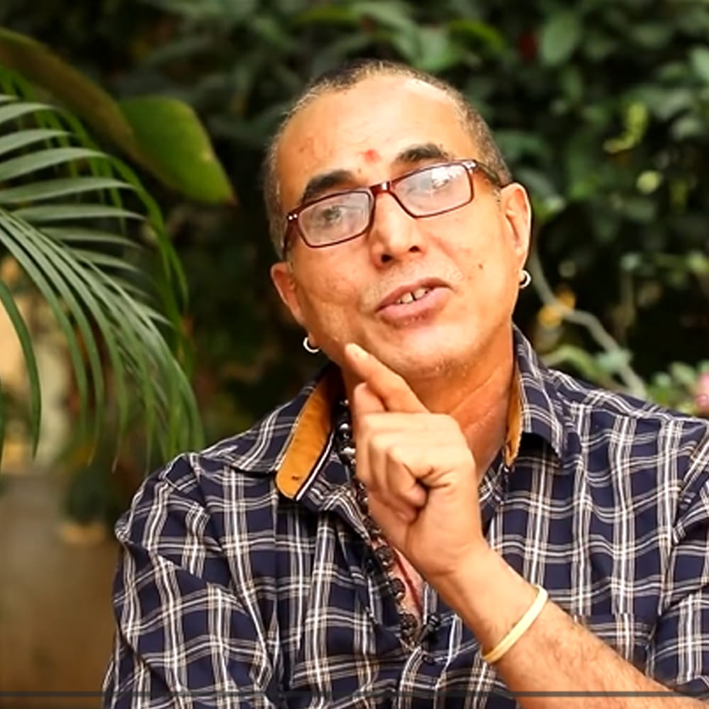 అంతేకాకుండా, సత్య ప్రకాష్ కు ఒక మారుతి ఓమ్ని కారును బహుమతిగా ఇస్తానని చిరంజీవి గారు హామీ ఇచ్చారు. ఆ రోజుల్లో కారు కొనడం అనేది ఒక కల అని, చిరంజీవి గారి ఆ బహుమతి తన జీవితంలో ఒక మైలురాయి అని సత్య ప్రకాష్ పేర్కొన్నారు. ఇప్పటికీ ఆ కారు తన కుటుంబంతో ఎన్నో జ్ఞాపకాలను పంచుకుందని, తన భార్య డ్రైవింగ్ నేర్చుకుంది కూడా ఆ కారులోనే అని భావోద్వేగంగా వెల్లడించారు. తన జీవితంలో 28 కార్లు మార్చినా, చిరంజీవి ఇచ్చిన ఆ మొదటి కారు ఎప్పటికీ ప్రత్యేకమైనది అని ఆయన తెలిపారు.