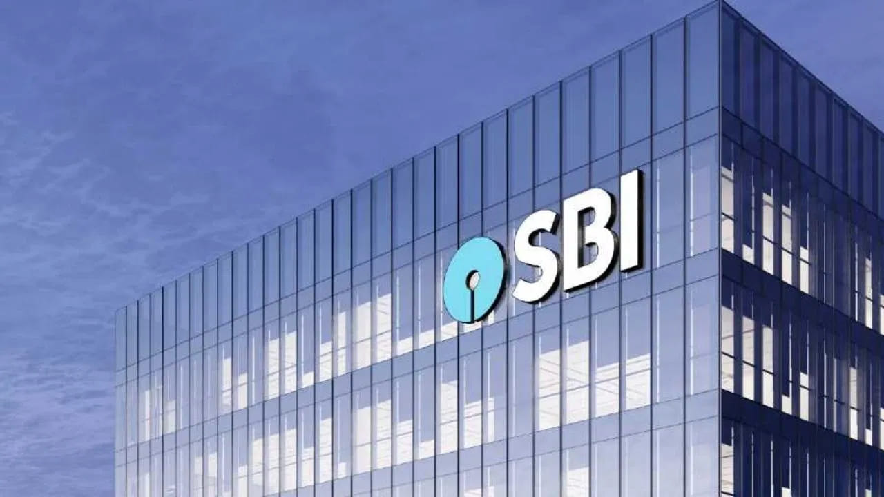  SBI: ఎస్‌బిఐ వివిధ ఎఫ్‌డి పథకాలలో పెట్టుబడి పెట్టడం ద్వారా వినియోగదారులకు స్థిరమైన ఆదాయంతో పాటు సురక్షితమైన రాబడి లభిస్తుంది. ముఖ్యంగా దీర్ఘకాలిక ఎఫ్‌డిలలో పెట్టుబడి పెట్టేవారికి మెరుగైన వడ్డీ రేట్లు లభిస్తాయి. ఒక వ్యక్తి ఎస్‌బిఐ ఏదైనా నిర్దిష్ట ఎఫ్‌డి పథకంలో రూ.3 లక్షలు పెట్టుబడి పెడితే, మెచ్యూరిటీ సమయంలో రూ.1,58,974 వరకు హామీతో కూడిన వడ్డీని పొందవచ్చు.