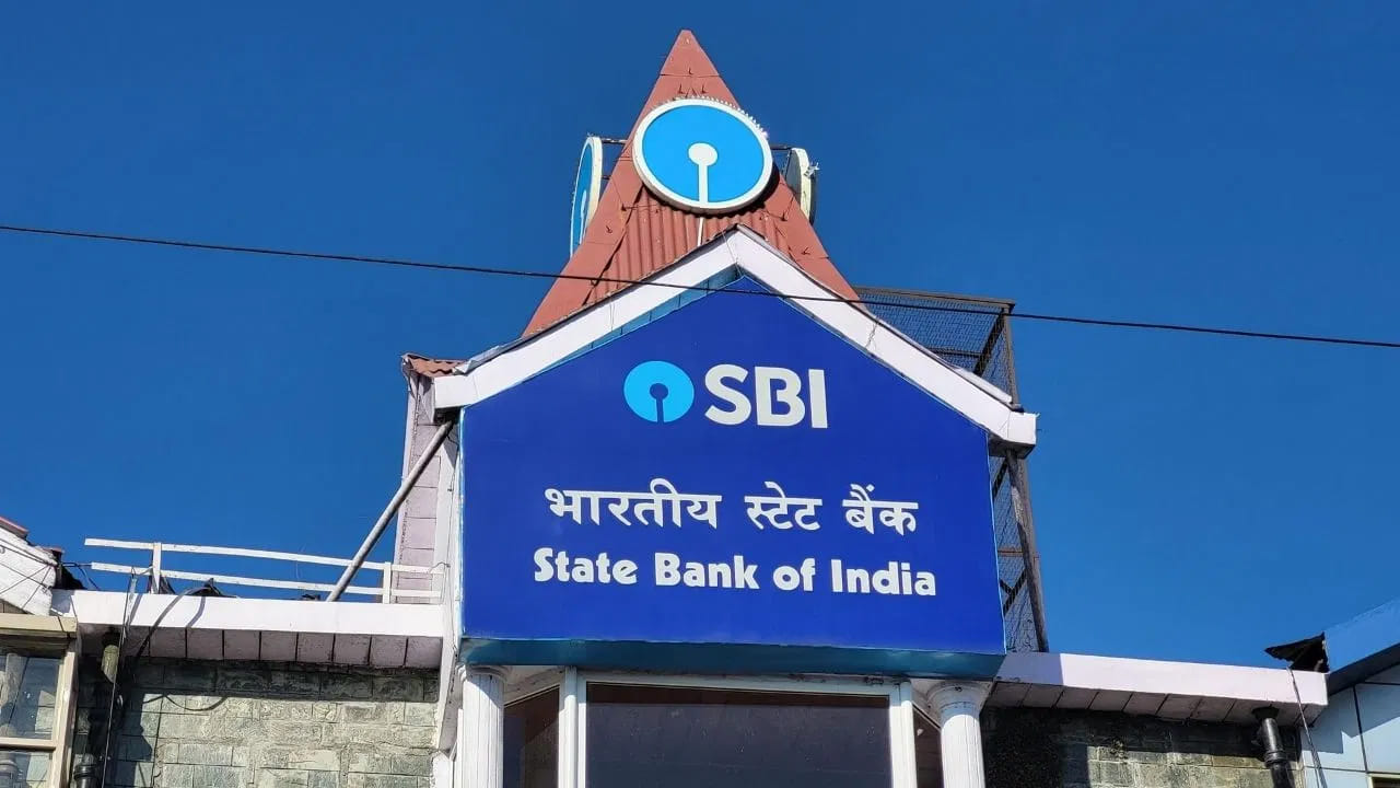  SBI ప్రస్తుతం వివిధ కాలపరిమితుల ఎఫ్‌డీలపై 3.05 శాతం నుండి 7.15 శాతం వరకు వడ్డీ రేట్లను అందిస్తోంది. 7 రోజుల నుండి ప్రారంభమయ్యే ఎఫ్‌డీలపై 3.05 శాతం నుండి 3.65 శాతం వరకు వడ్డీ లభిస్తుంది. కాగా, 46 రోజుల నుండి 179 రోజుల కాలపరిమితి గల ఎఫ్‌డీలపై 4.90 శాతం నుండి 5.50 శాతం వరకు రాబడి లభిస్తుంది. 180 రోజుల నుండి 210 రోజుల కాలపరిమితి గల ఎఫ్‌డీలపై వినియోగదారులకు 5.65 శాతం నుండి 6.25 శాతం వరకు వడ్డీని అందిస్తున్నారు.