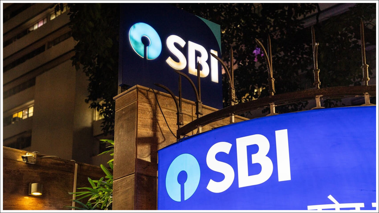  SBI: మీరు సురక్షితమైన పెట్టుబడి కోసం చూస్తున్నట్లయితే, దేశంలోని అతిపెద్ద బ్యాంకు అయిన స్టేట్ బ్యాంక్ ఆఫ్ ఇండియా (ఎస్‌బిఐ)లో ఫిక్స్‌డ్ డిపాజిట్ (ఎఫ్‌డి) చేయాలని ఆలోచిస్తున్నట్లయితే, ఈ సమాచారం మీకు ఉపయోగకరంగా ఉండవచ్చు. ఎస్‌బిఐ ప్రస్తుతం వివిధ కాలపరిమితుల ఎఫ్‌డిలపై ఆకర్షణీయమైన వడ్డీ రేట్లను అందిస్తోంది. ముఖ్యంగా 2 సంవత్సరాల కంటే ఎక్కువ,3 సంవత్సరాల కంటే తక్కువ కాలపరిమితి గల పెట్టుబడులు ప్రజలలో బాగా ప్రాచుర్యం పొందుతున్నాయి.