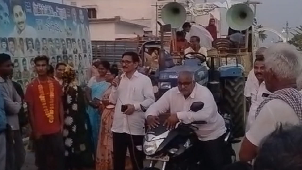 ఈ ఘనవిజయాన్ని ఊరందరికీ తెలియజేయాలని నిర్ణయించుకున్నారు హెడ్ మాస్టర్ కాశీం సాహెబ్.ట్రాక్టర్ పై విద్యార్థులను ఎక్కించి, డప్పు చప్పుళ్లతో ఊరేగింపు నిర్వహించారు. బైక్ పై మైక్ పట్టుకొని ఆయన చేసిన ప్రసంగం ఇప్పుడు సోషల్ మీడియాలో వైరల్ అవుతోంది.లక్షల రూపాయలు ఖర్చు పెట్టాల్సిన అవసరం లేదు.. ఒక్క రూపాయి ఫీజు లేకుండా మీ బిడ్డలను మా బడికి పంపండి అంటూ టాం టాం వేస్తున్నారు హెడ్‌మాస్టర్‌ ఖాశిం 586 మార్కులు.. బాపట్ల జిల్లాలో 25 మండలాల్లో మనదే ఫస్ట్ ప్లేస్. 18 మందికి 500 పైన మార్కులు వచ్చాయి. 