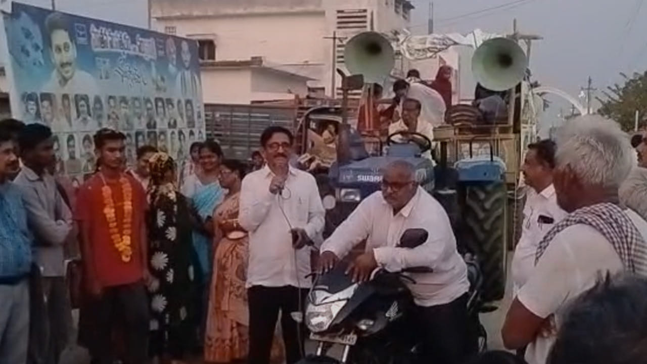 ఎంఏ బిఈడీ చేసిన నిష్ణాతులైన 16 మంది ఉపాధ్యాయులు ఇక్కడ ఉన్నారు. ఏ లోపం ఉన్నా హెడ్ మాస్టర్ గా నన్ను అడగండి.. ఐదు ఏళ్లు ఇక్కడే ఉంటా. ప్రైవేట్ స్కూలు బస్సులను మన గ్రామంలోకి రానివ్వకండి.. మన బడిని కాపాడుకుందాం..!కలెక్టర్ చేతుల మీదుగా సత్కారం పొందిన తమ విద్యార్థుల ప్రతిభను చూసి గ్రామం మొత్తం గర్విస్తోంది. ప్రైవేట్ పాఠశాలల మాయలో పడకుండా, ప్రభుత్వ బడిలో చేర్పించాలని హెడ్ మాస్టర్ చేస్తున్న ఈ వినూత్న ప్రచారం ఇతర పాఠశాలలకు ఆదర్శంగా నిలుస్తోంది.